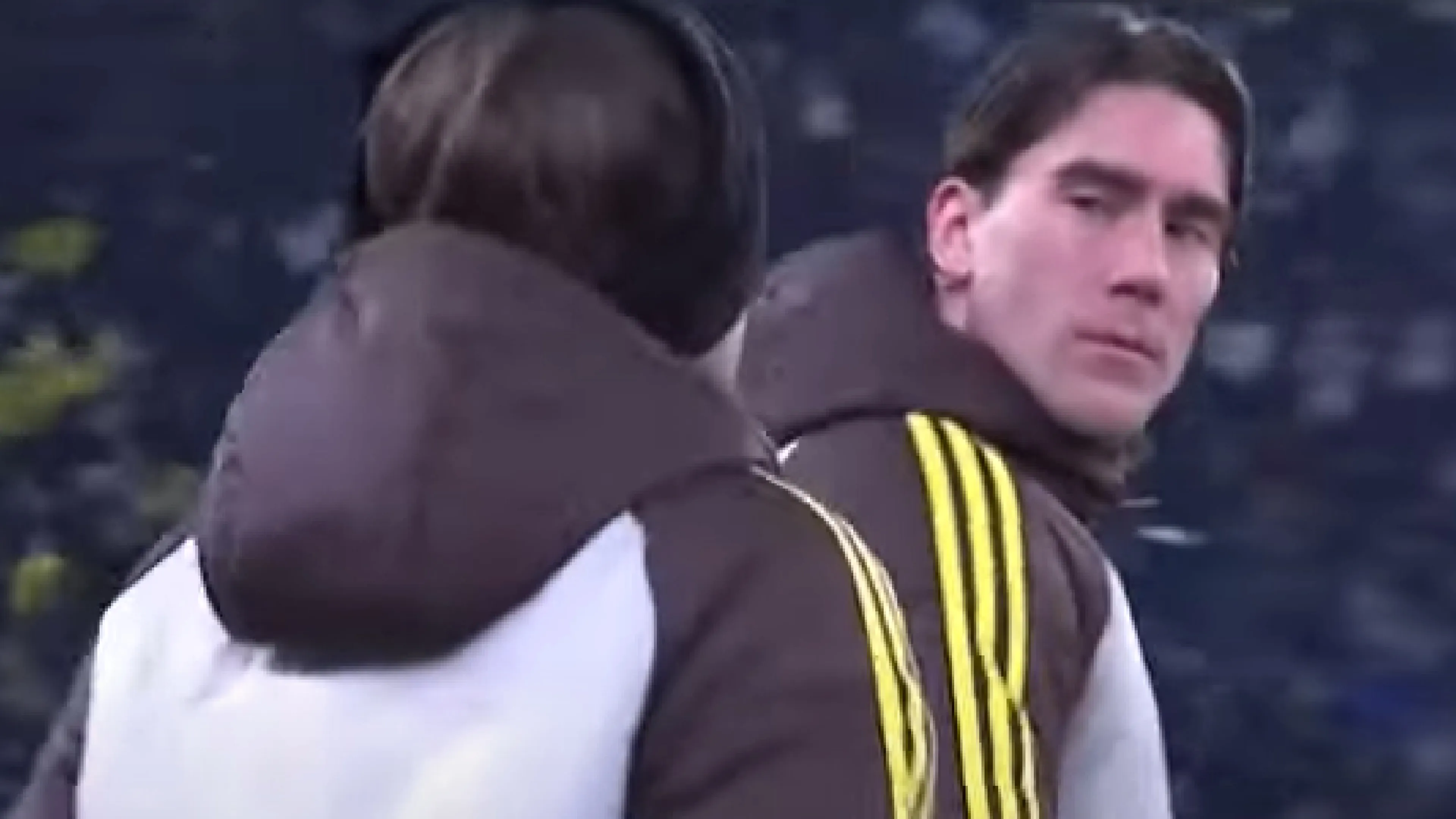 Copertina di Juve, nella festa post City il giallo. Lo "sguardaccio" di Vlahovic scatena il web: era per un compagno? (VIDEO)