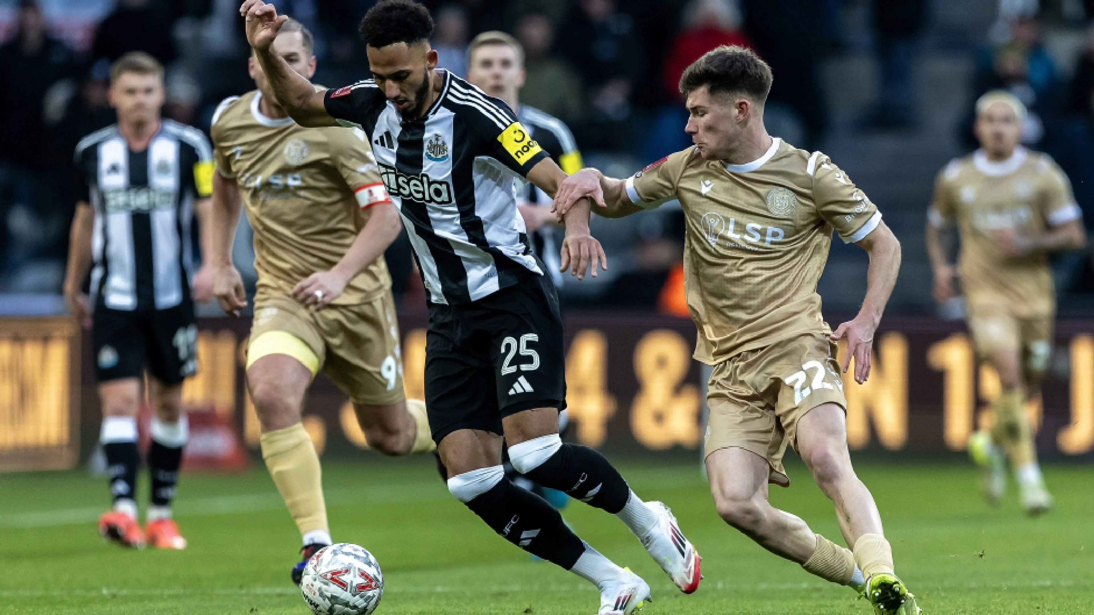 Copertina di Juventus, nome nuovo per la difesa: offerta per Kelly del Newcastle