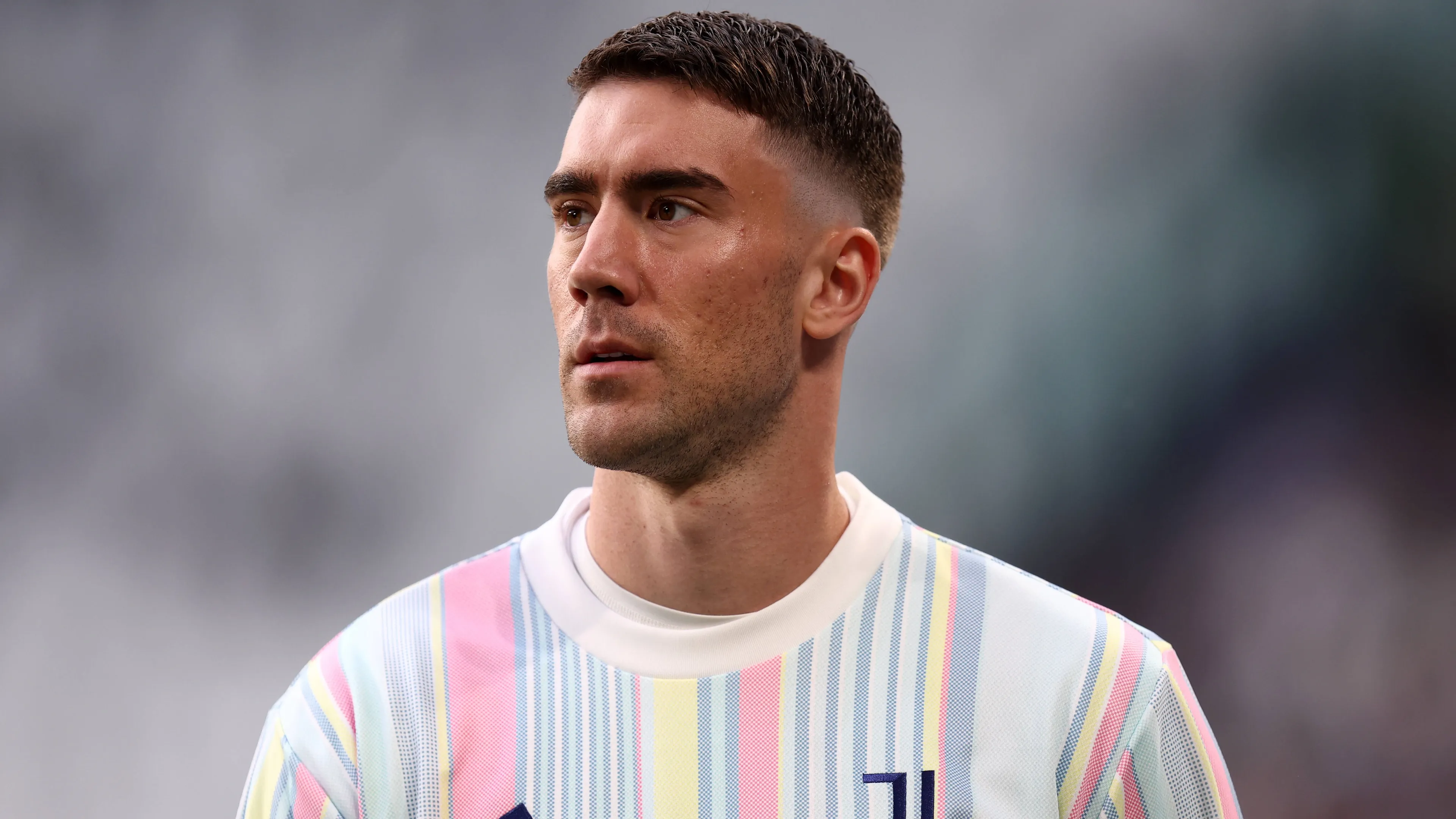Copertina di Juventus Fc Udinese Calcio Dusan Vlahovic of Juventus Fc during warm up before the Serie A match beetween Juventus Fc and Udinese Calcio at Allianz Stadium on May 18 2025 in Turin Italy Torino Allianz Stadium Italy Copyright xMarcoxCanonierox