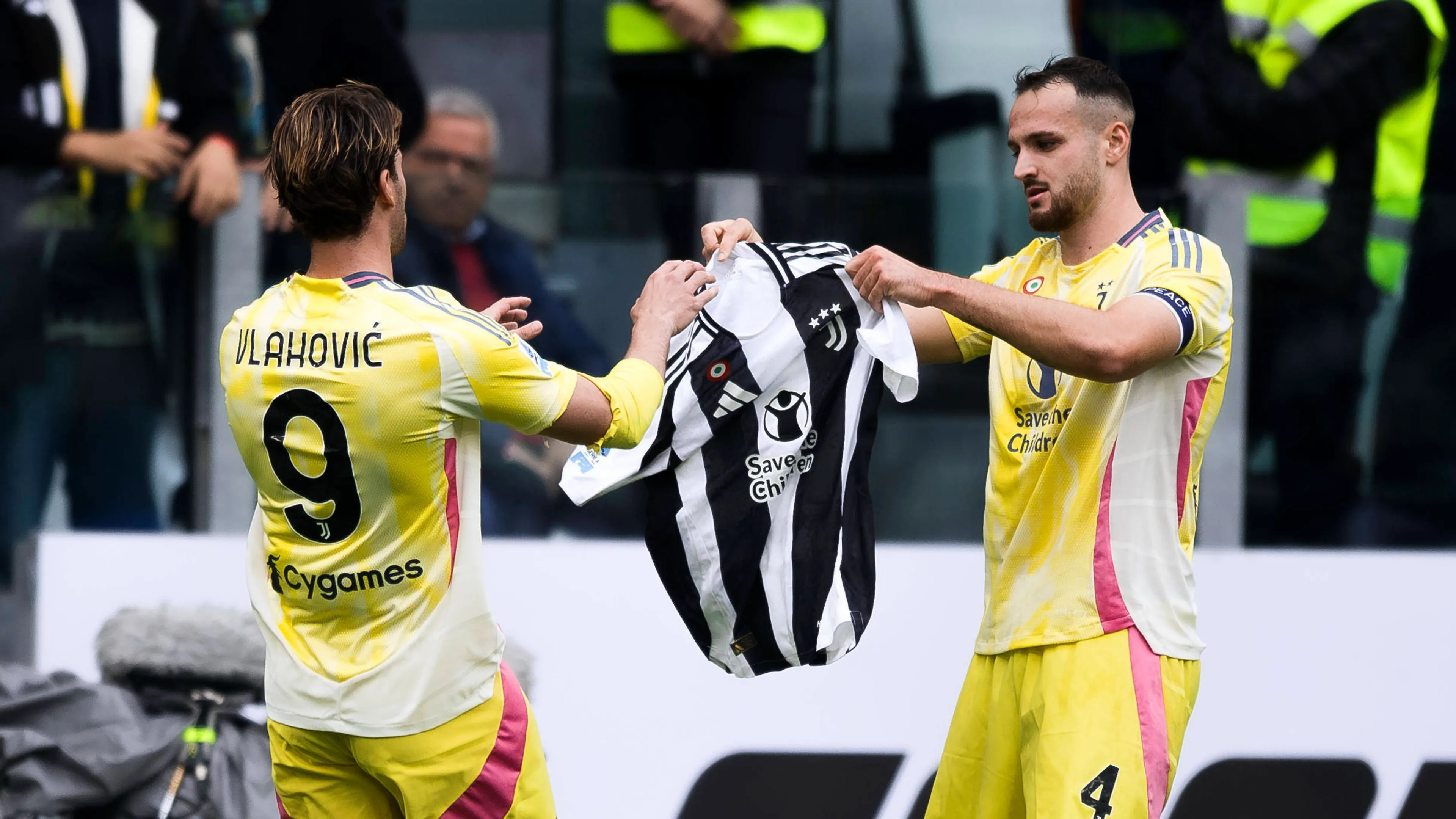 vlahovic e gatti nel mirino della juventus