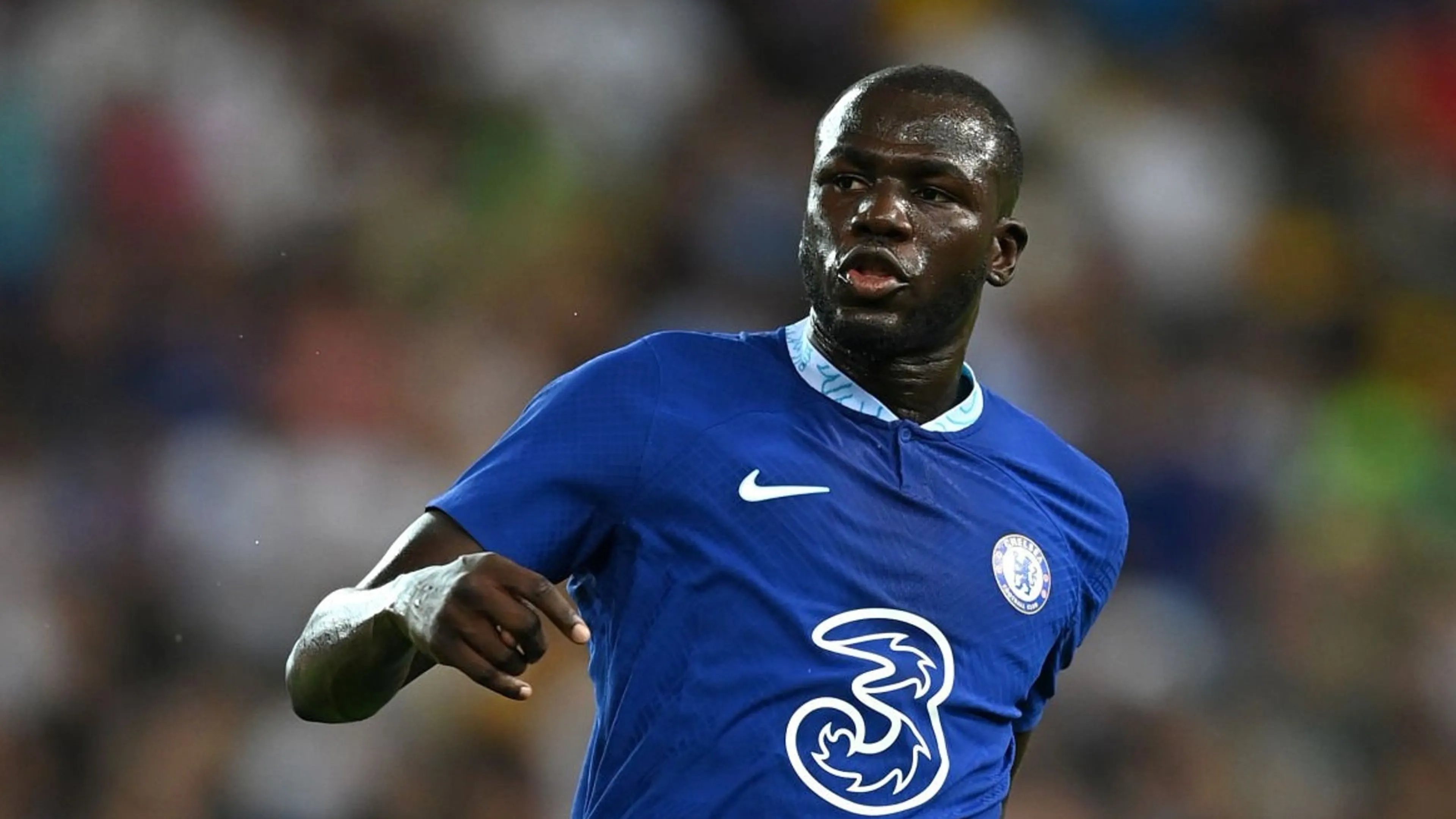 Copertina di Koulibaly massacrato dai tifosi del Chelsea dopo gli errori in F.A. Cup: “Il peggior difensore mai visto”