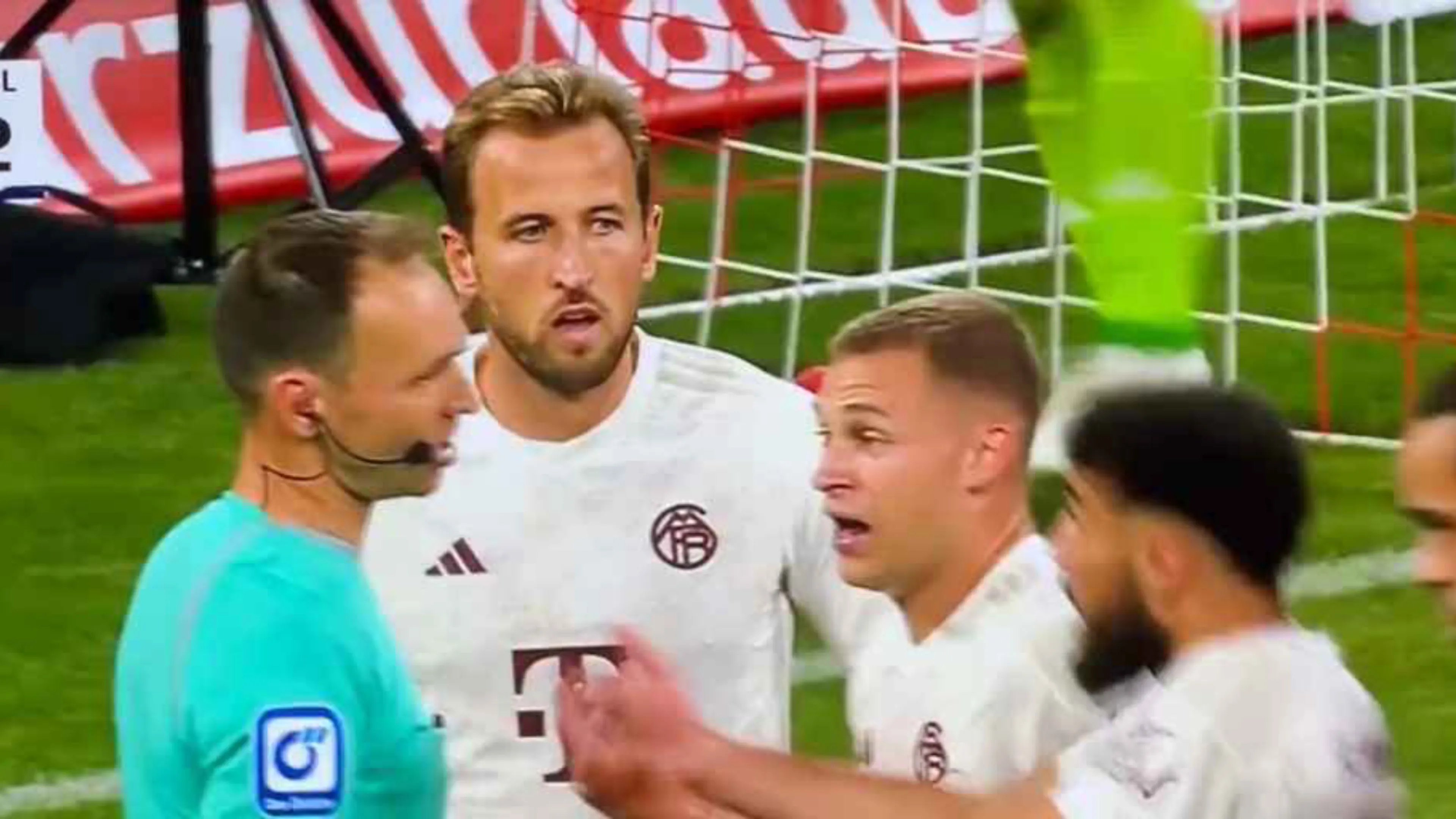 Copertina di Kane corre dall'arbitro per protestare, mai poi si ricorda di non parlare tedesco: la sua reazione diventa virale (VIDEO)