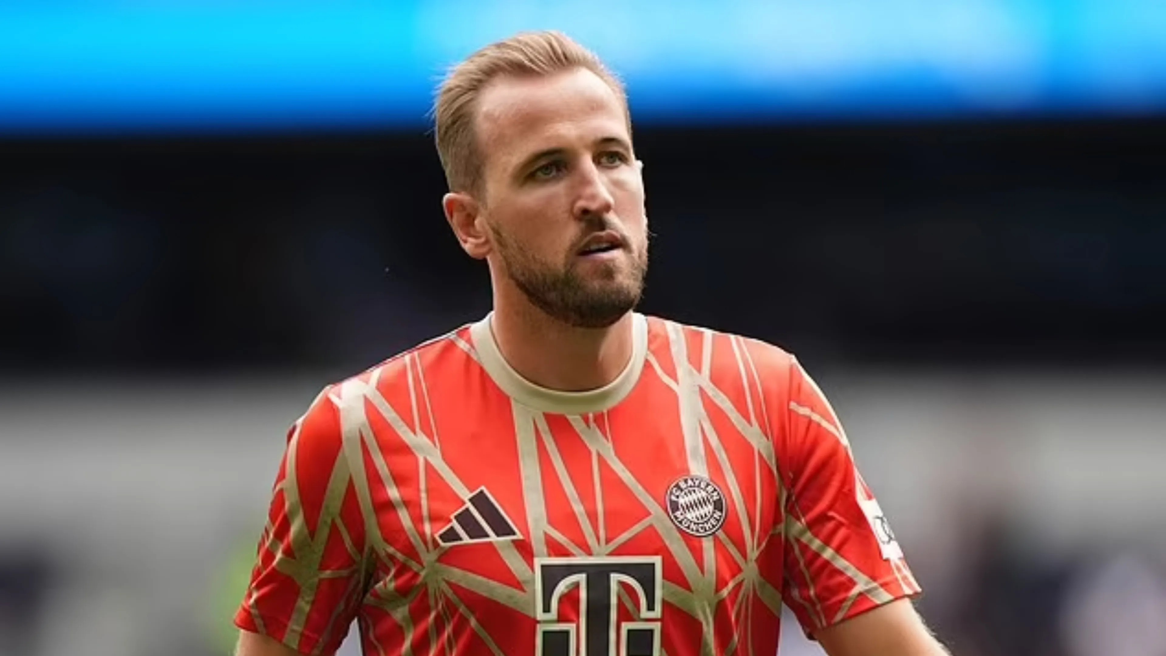 Copertina di Kane vince finalmente un trofeo, ma si rifiuta di sollevarlo: troppe emozioni