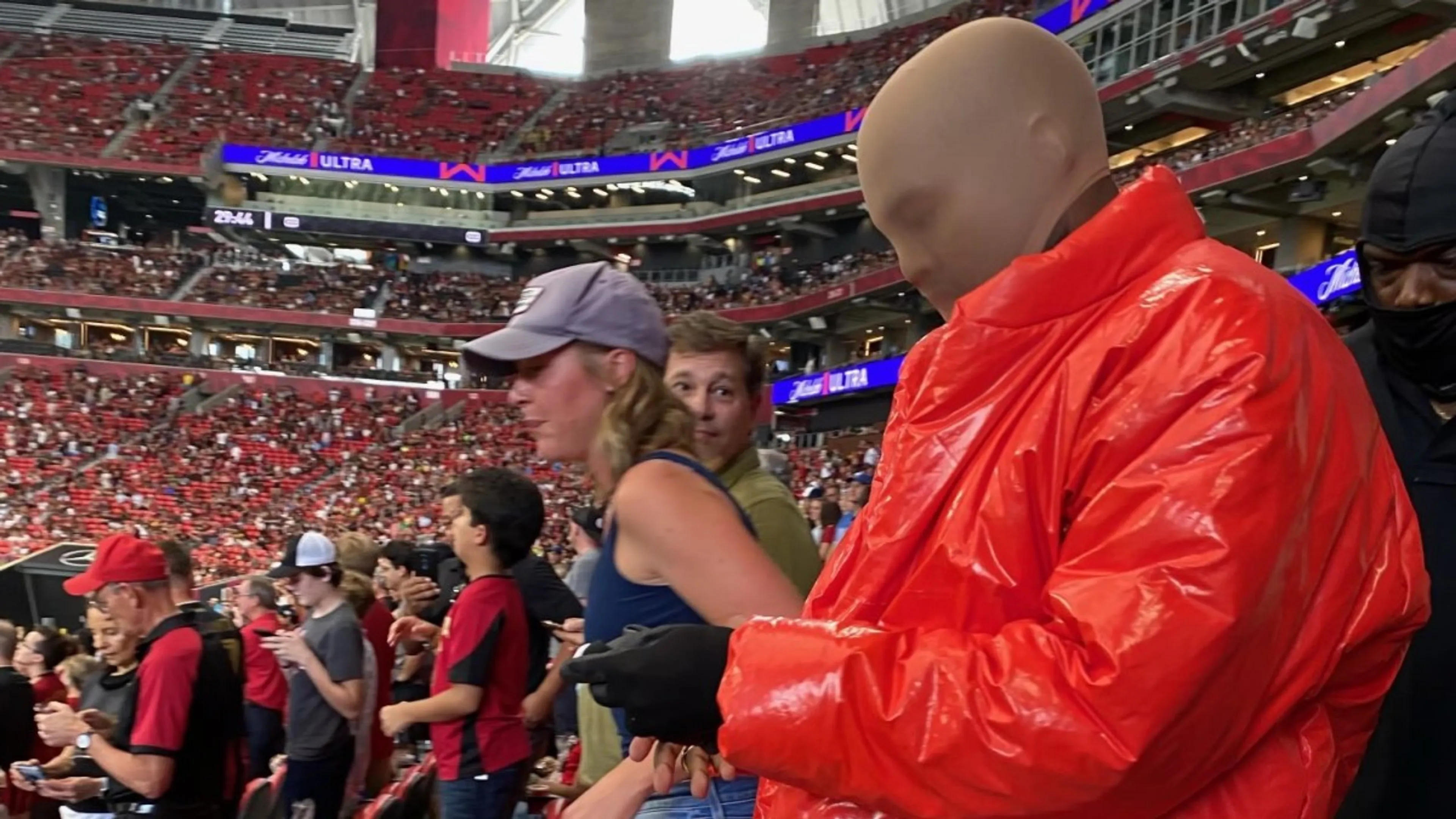 Copertina di Mistero in MLS, inquietante uomo senza volto si aggira allo stadio finché una donna non lo riconosce: è una star