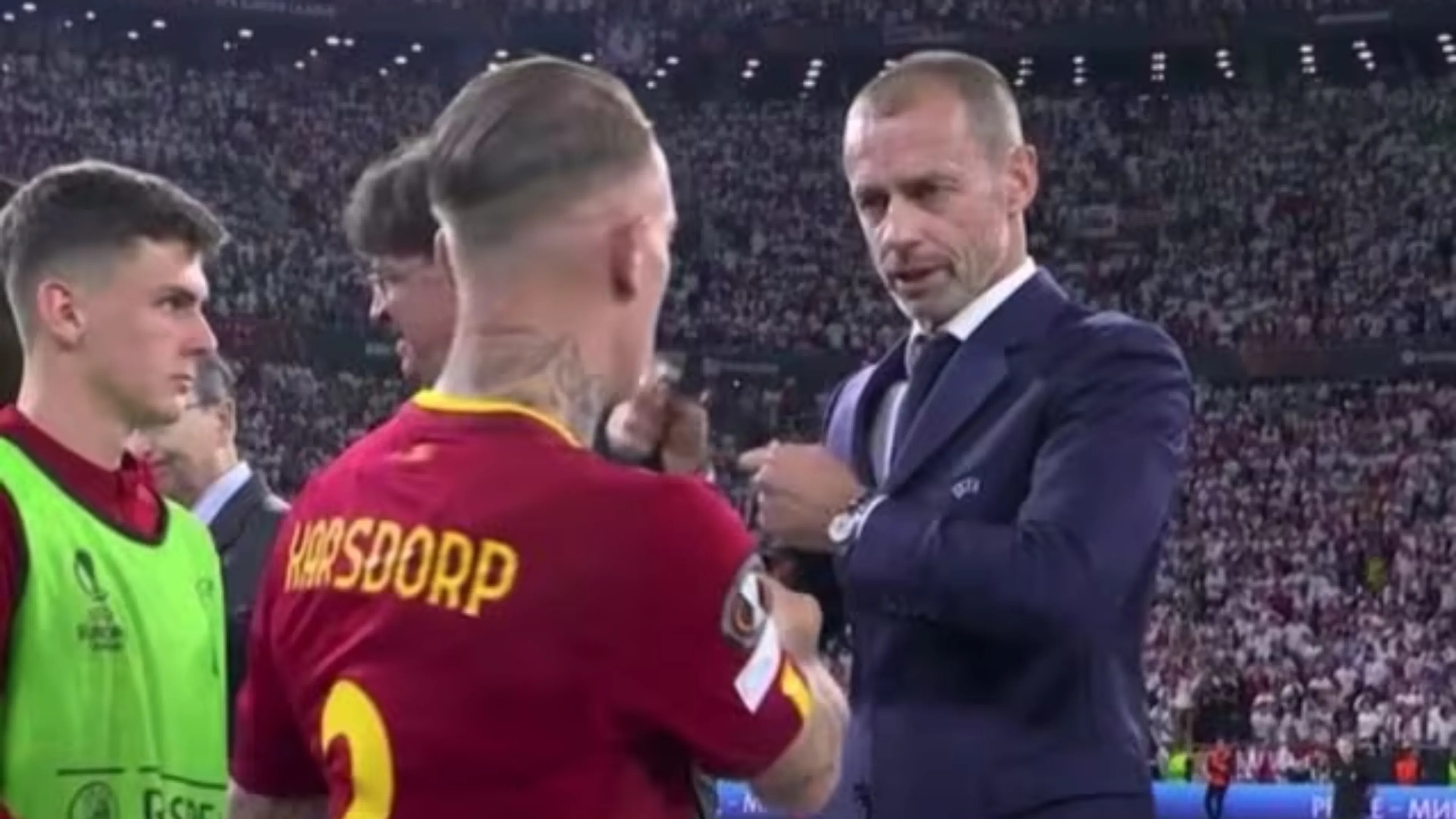 Karsdorp fa arrabbiare Ceferin alla premiazione rifiutando la medaglia al collo