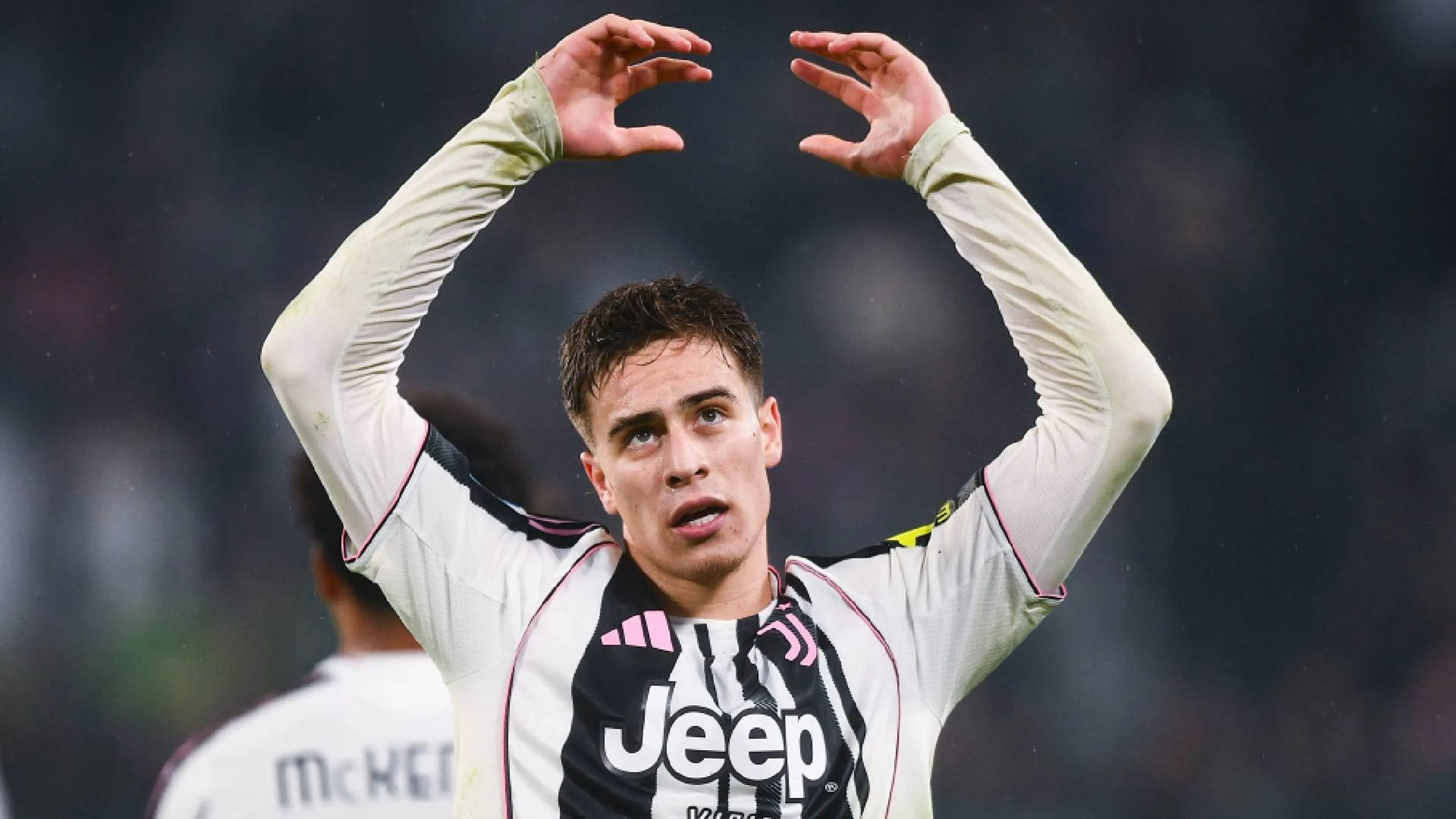 Kenan Yildiz con la maglia della Juventus