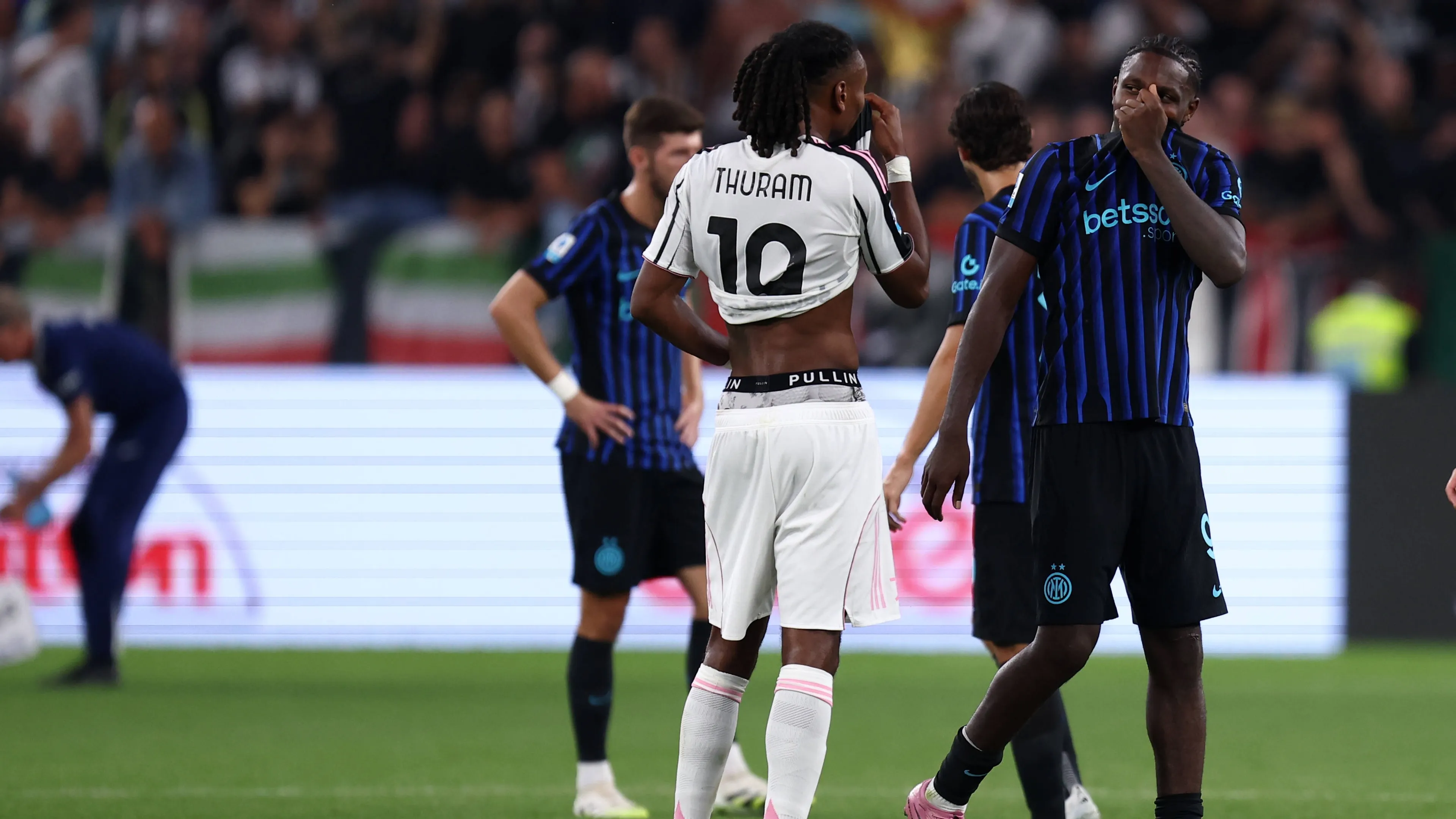 Inter, bufera contro Thuram dopo il Derby d'Italia: "Mandatelo via"
