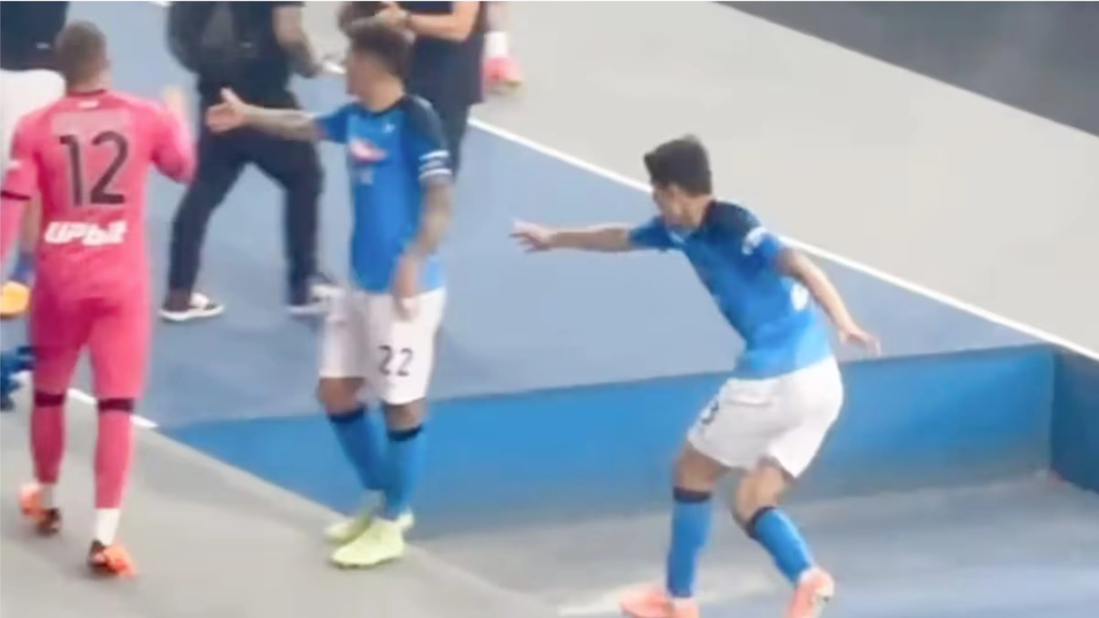 Copertina di Kim e l'incredibile salvataggio su Di Lorenzo durante la festa Scudetto (VIDEO)