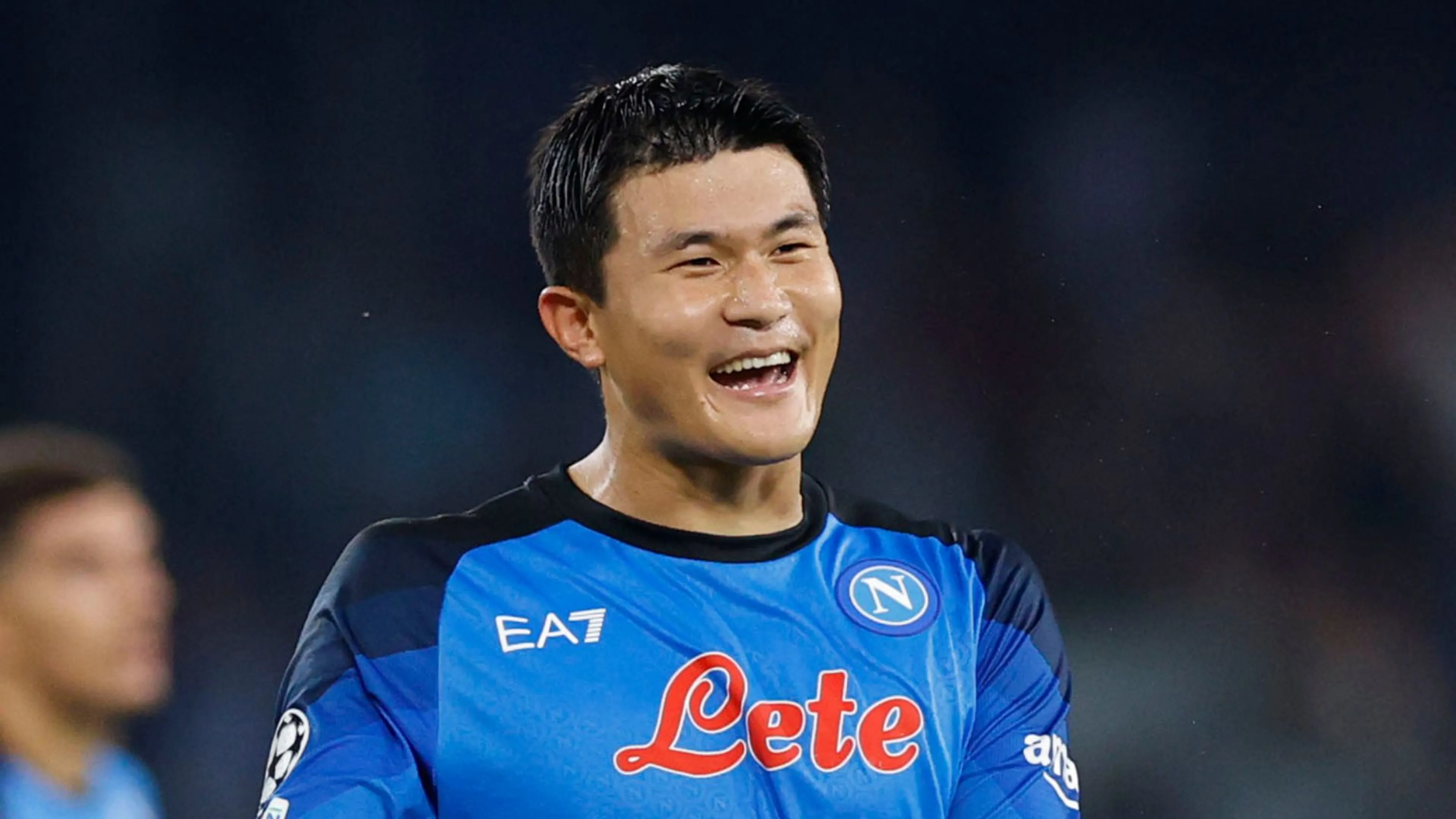 Copertina di Napoli abbraccia Kim: "Vorrei pagare con i miei soldi ma loro mi offrono tutto"