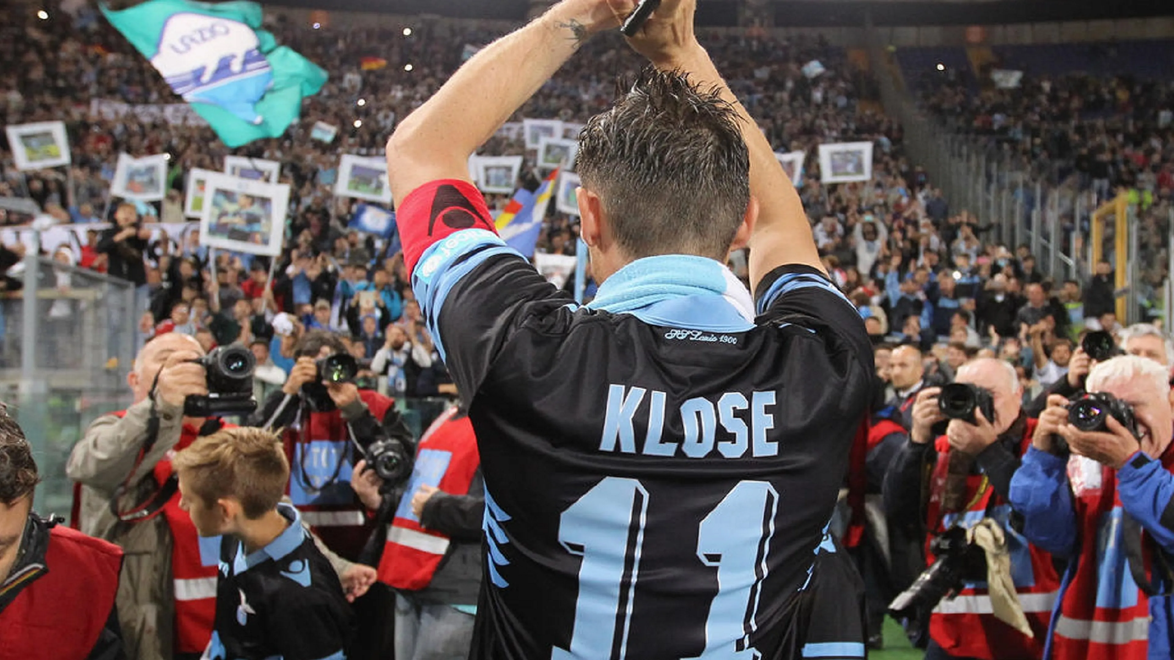 Nervi tesi tra Klose e Tare nel giorno della festa, volano parole grosse