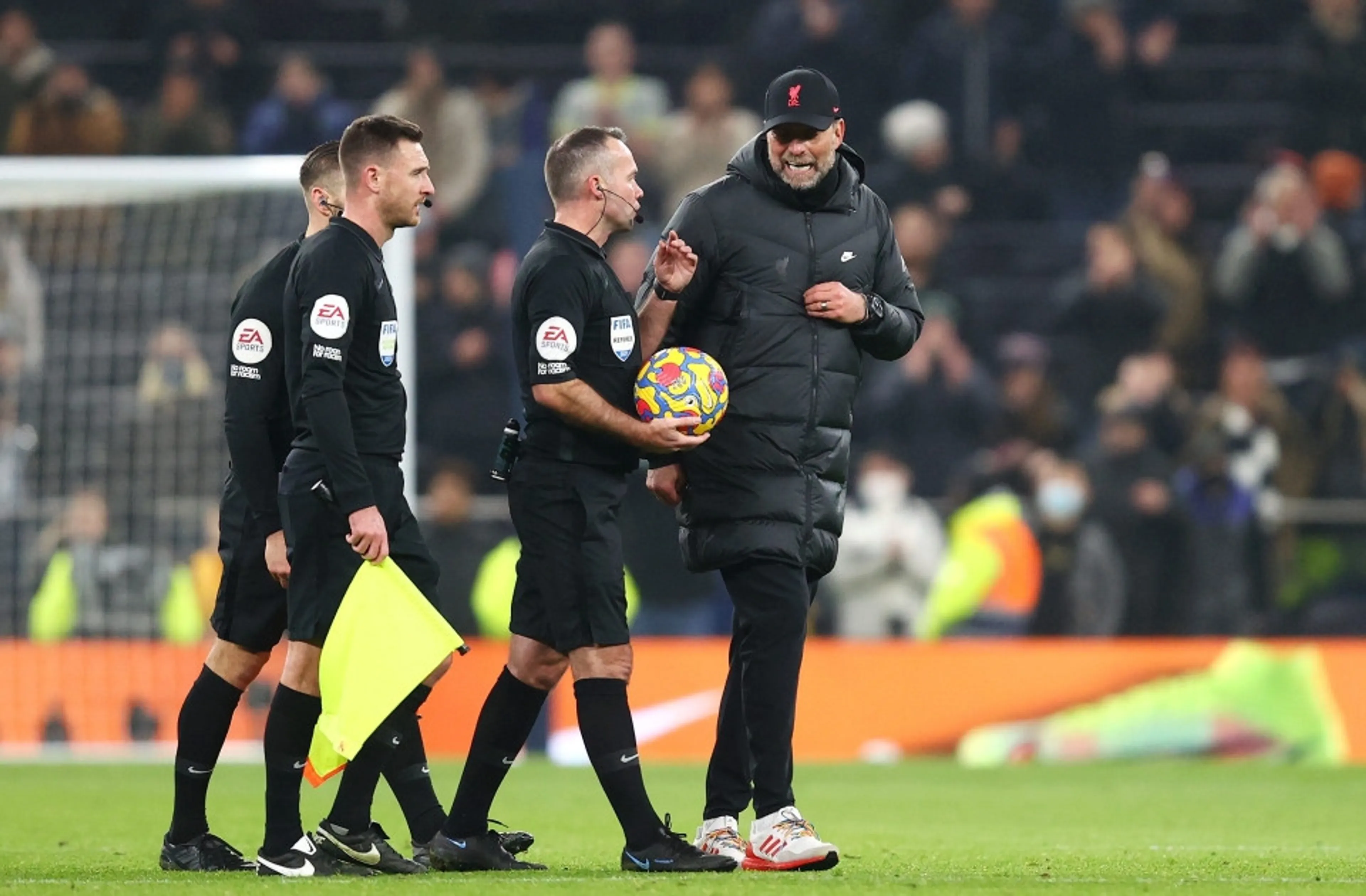 Copertina di Tottenham-Liverpool, Jurgen Klopp è una furia: si scontra con l’arbitro a fine partita (VIDEO)