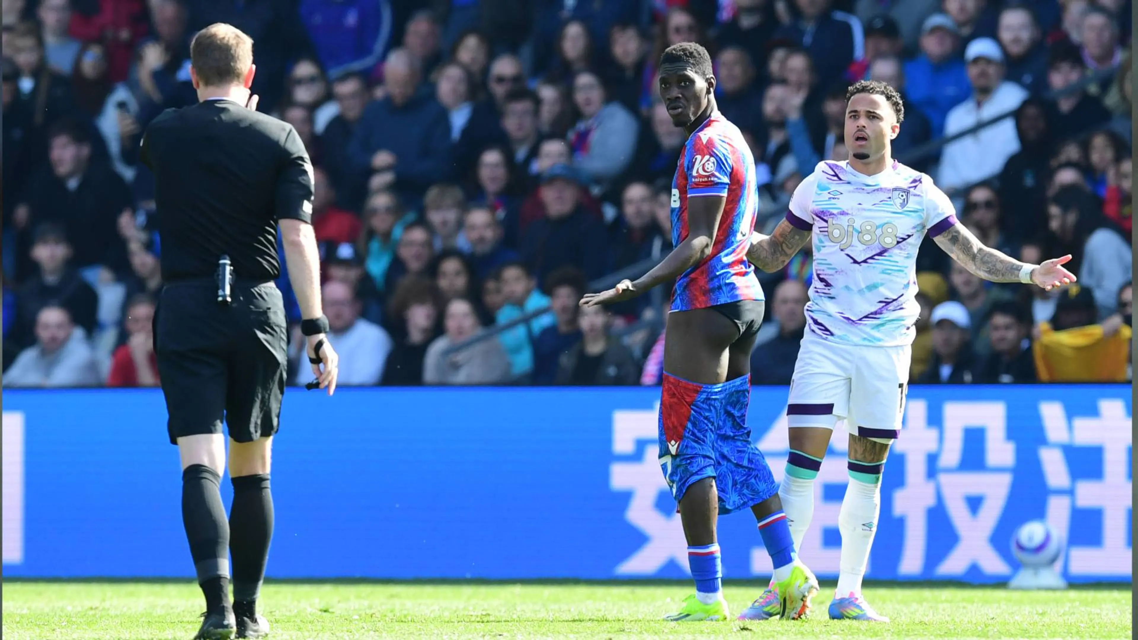 Follia di Kluivert: abbassa i pantaloncini a Sarr davanti all'arbitro! (VIDEO)