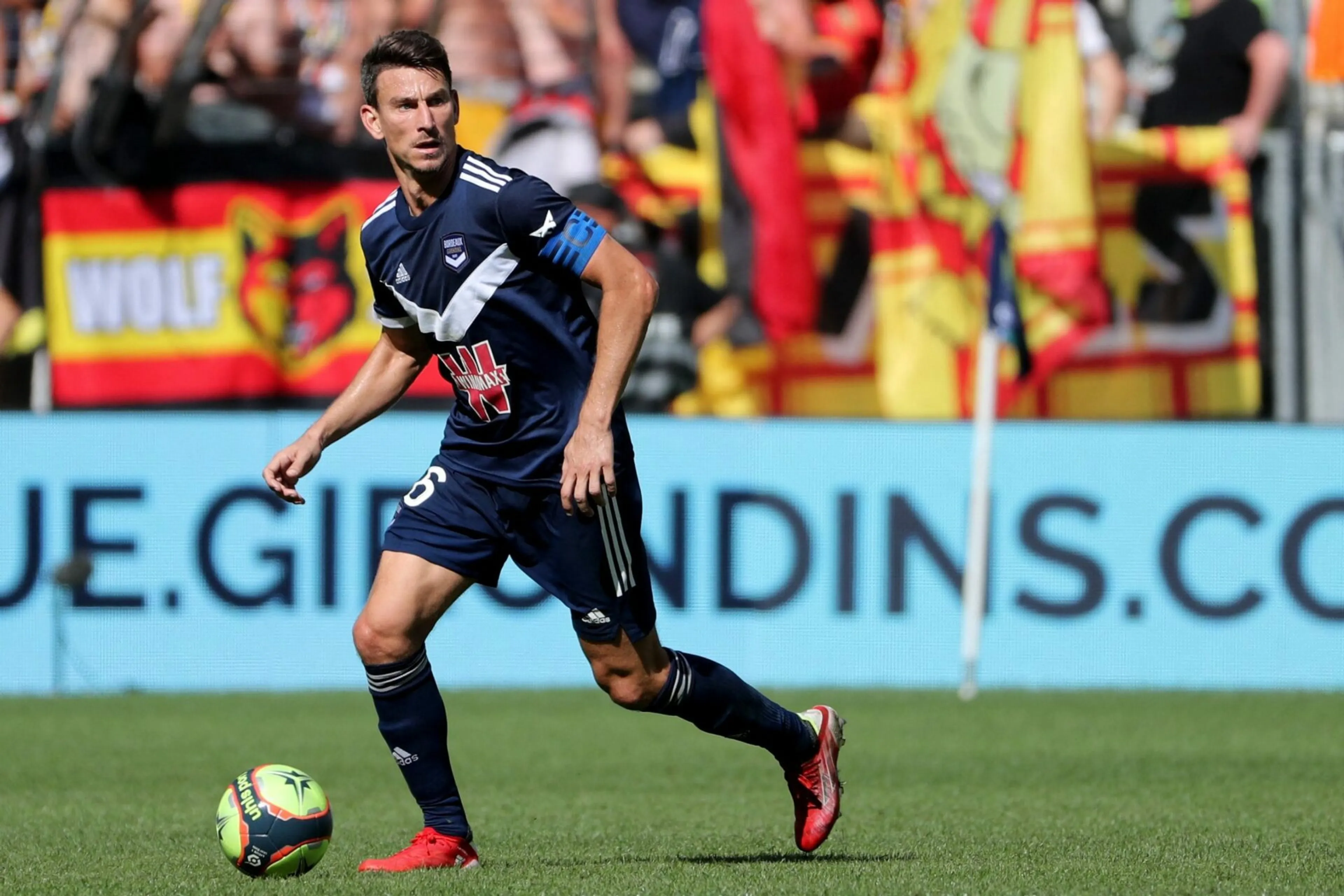 Copertina di Forma fisica scadente, Bordeaux toglie la fascia e mette fuori rosa Koscielny