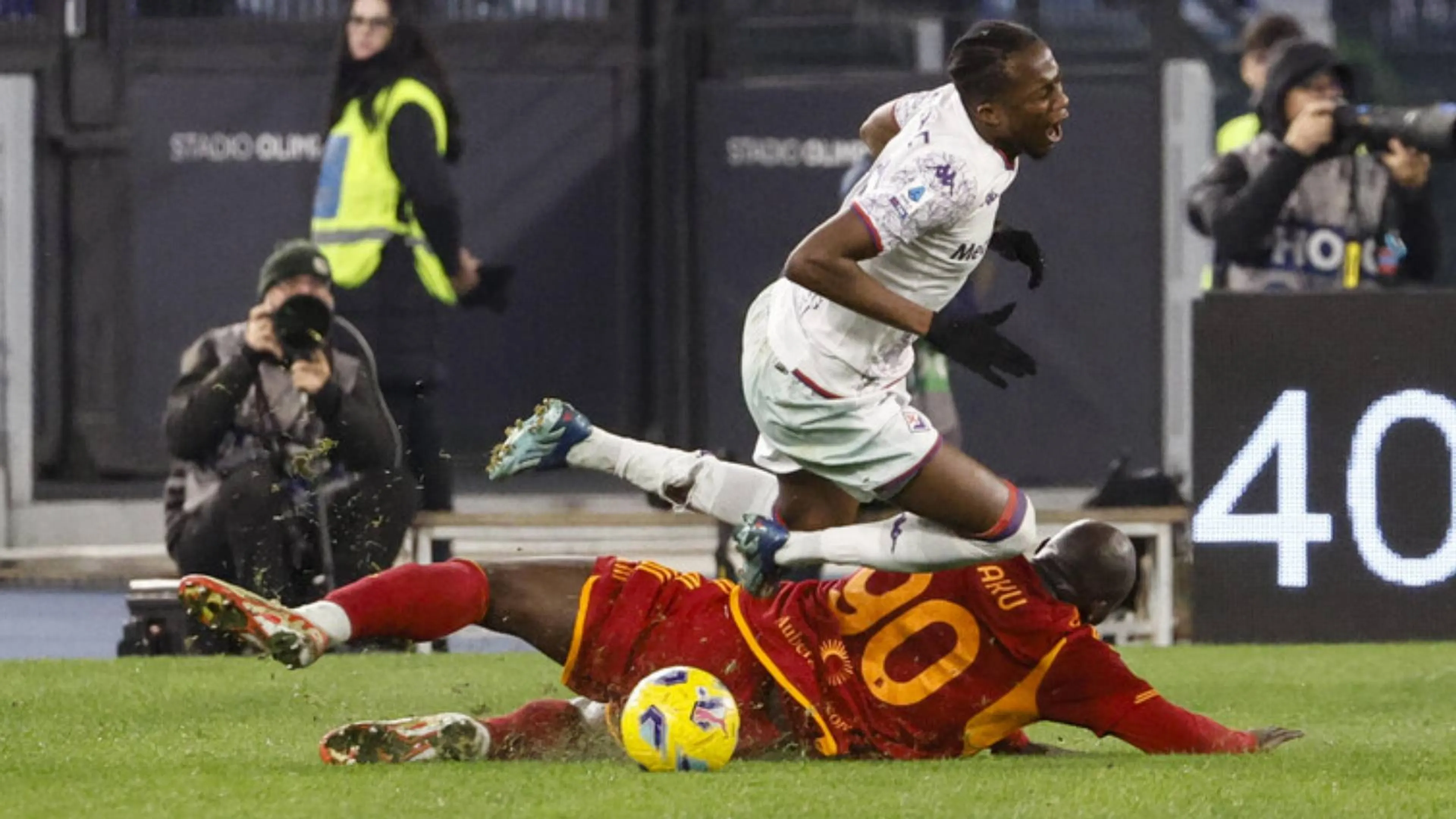 Kouame mostra sui social la gamba ferita da Lukaku: "Grazie a Dio"