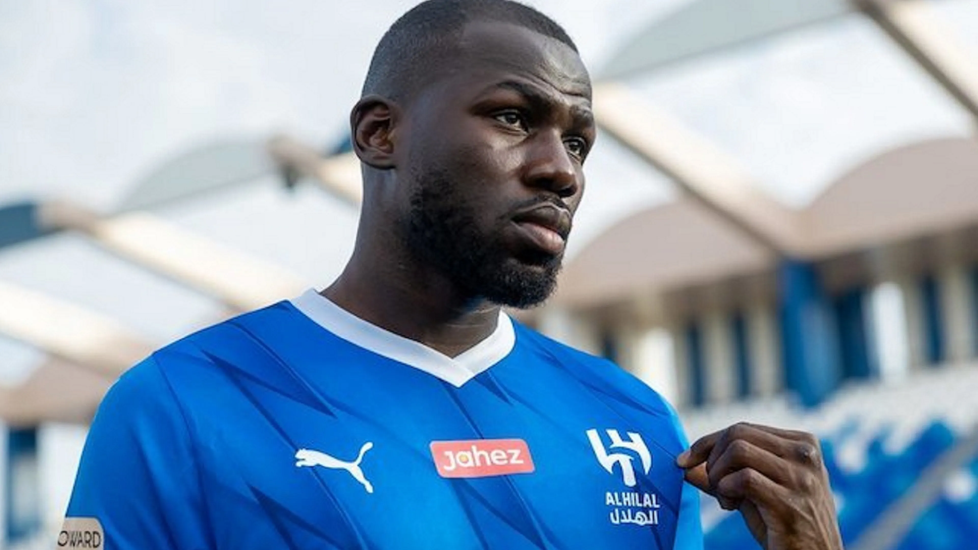 Koulibaly asfaltato dall'attaccante avversario, tifosi già stufi di lui (VIDEO)