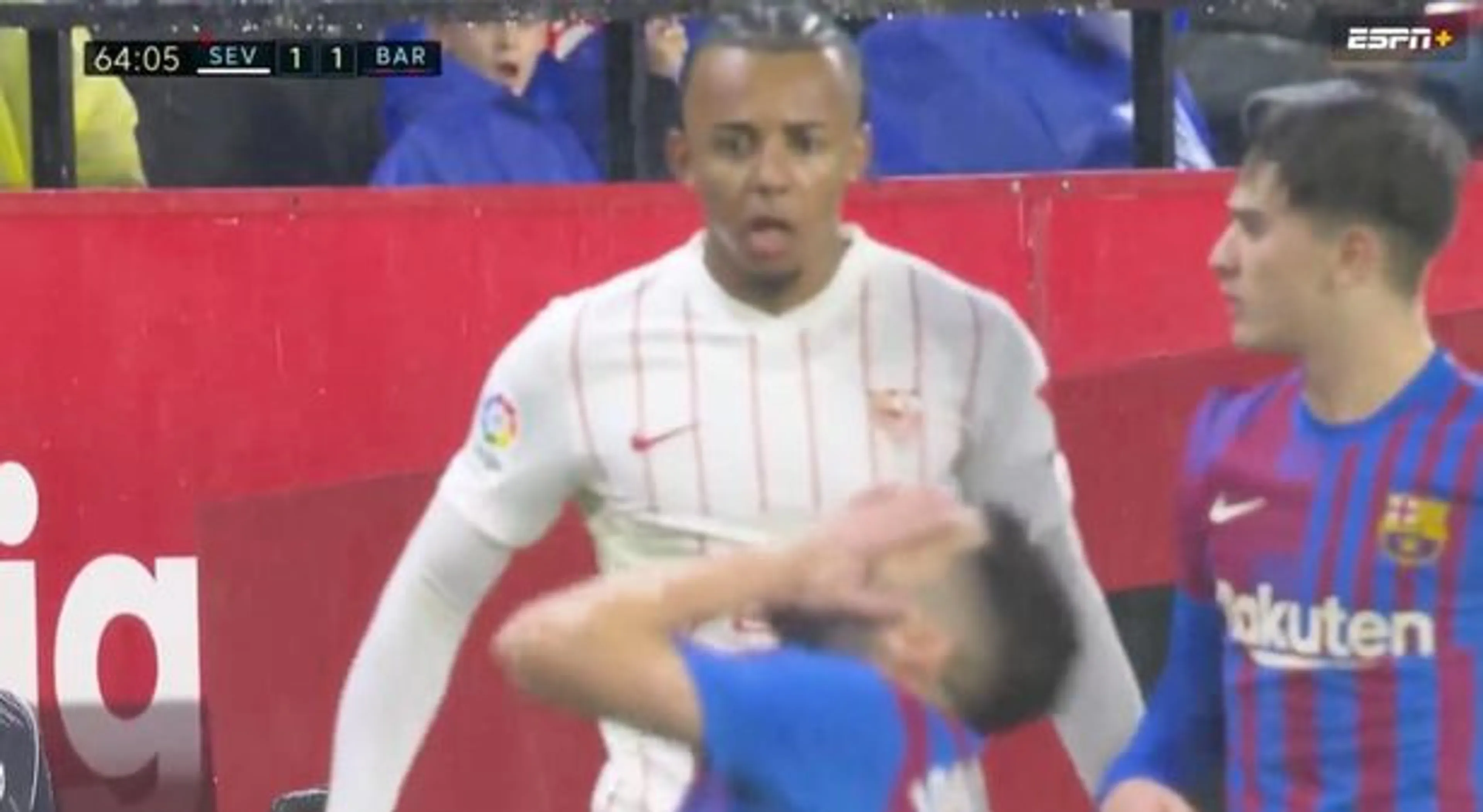 Copertina di Siviglia-Barcellona, Koundé scaglia pallone in faccia a Jordi Alba: scatta il rosso diretto (VIDEO)