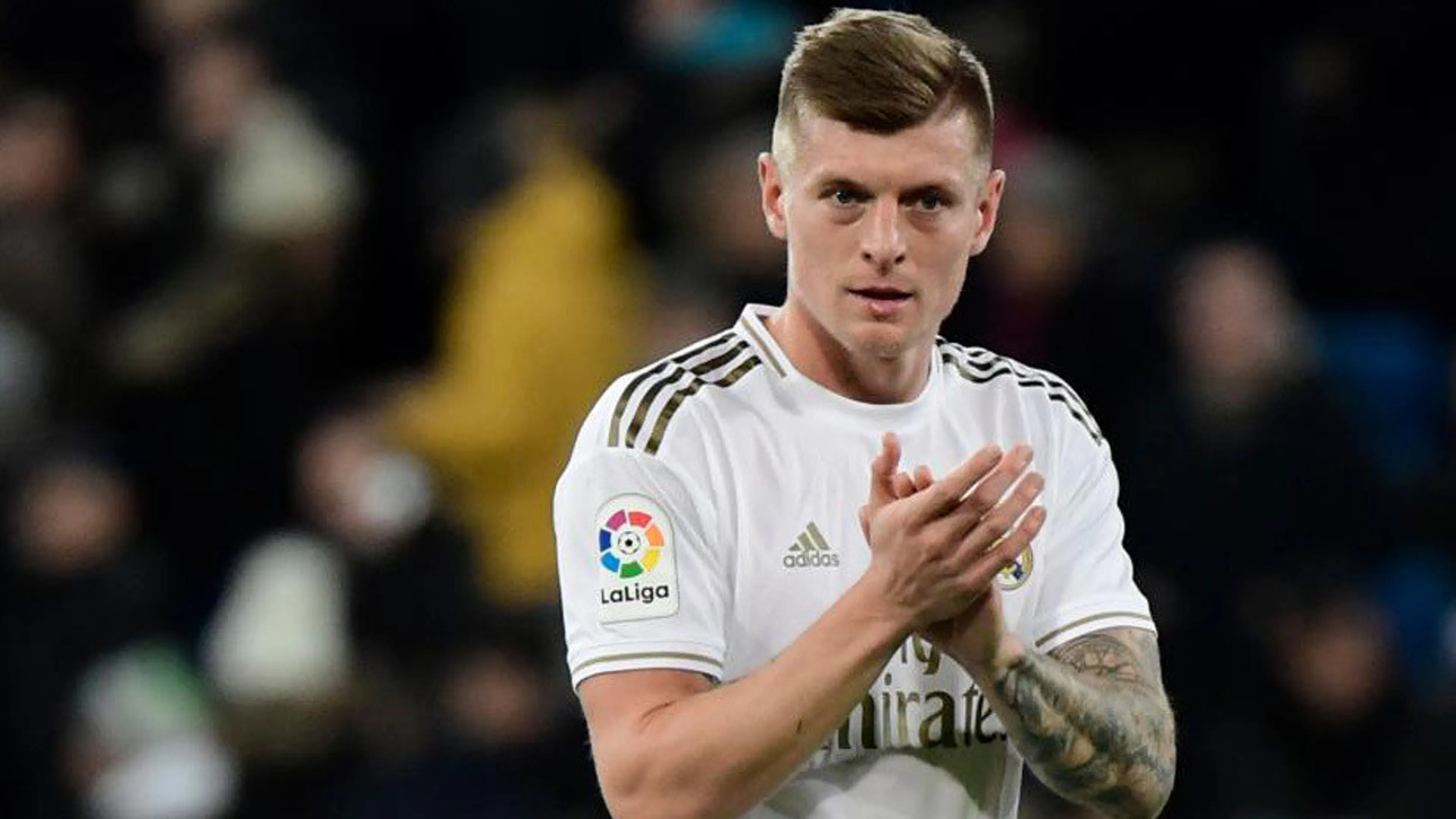 Copertina di Kroos e l’amore per i suoi scarpini: “Li curo ogni giorno. Grazie a chi li produce solo per me”