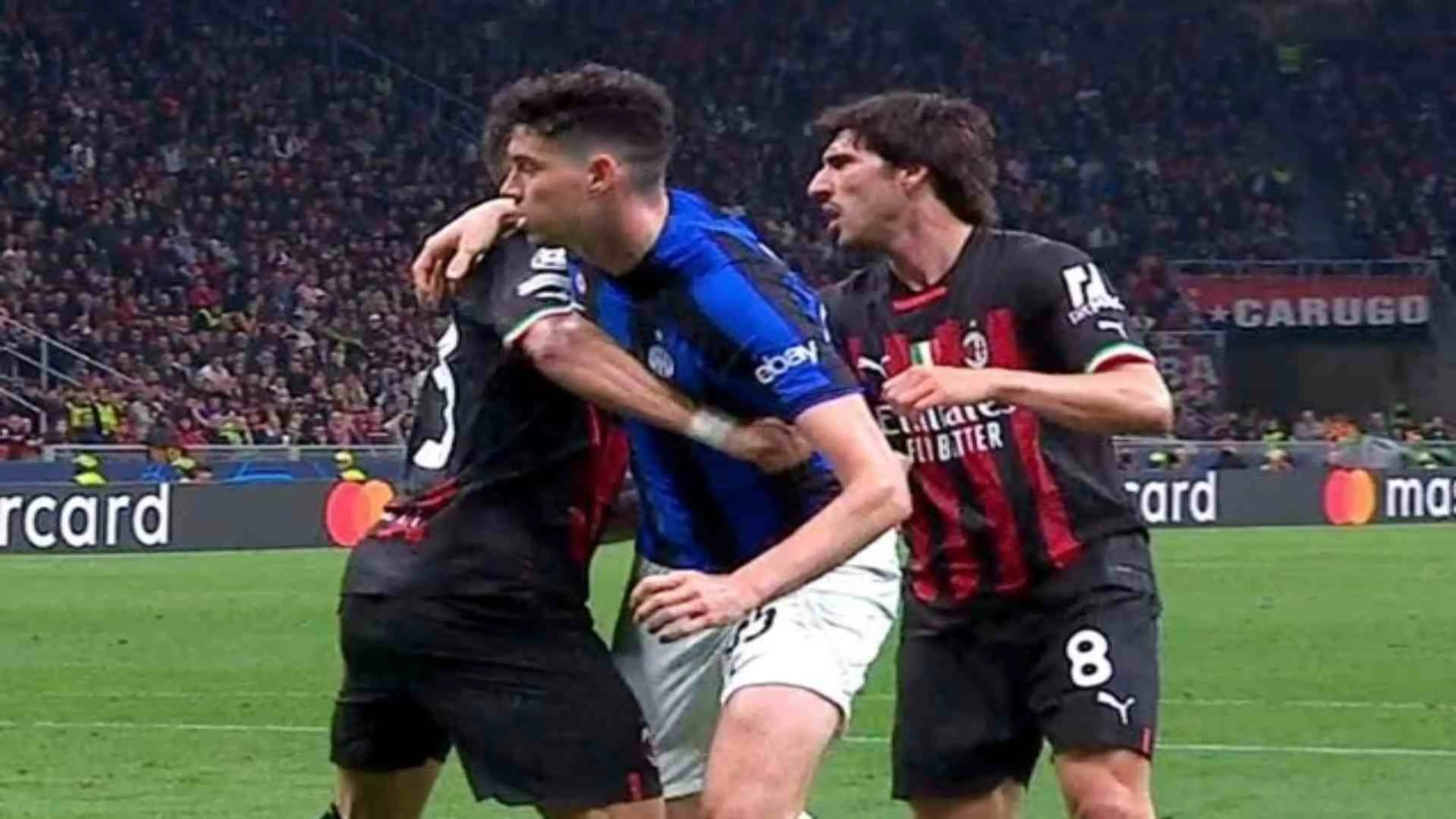 Copertina di Milan Inter, il VAR non interviene sul pugno di Krunic a Bastoni: rossonero graziato