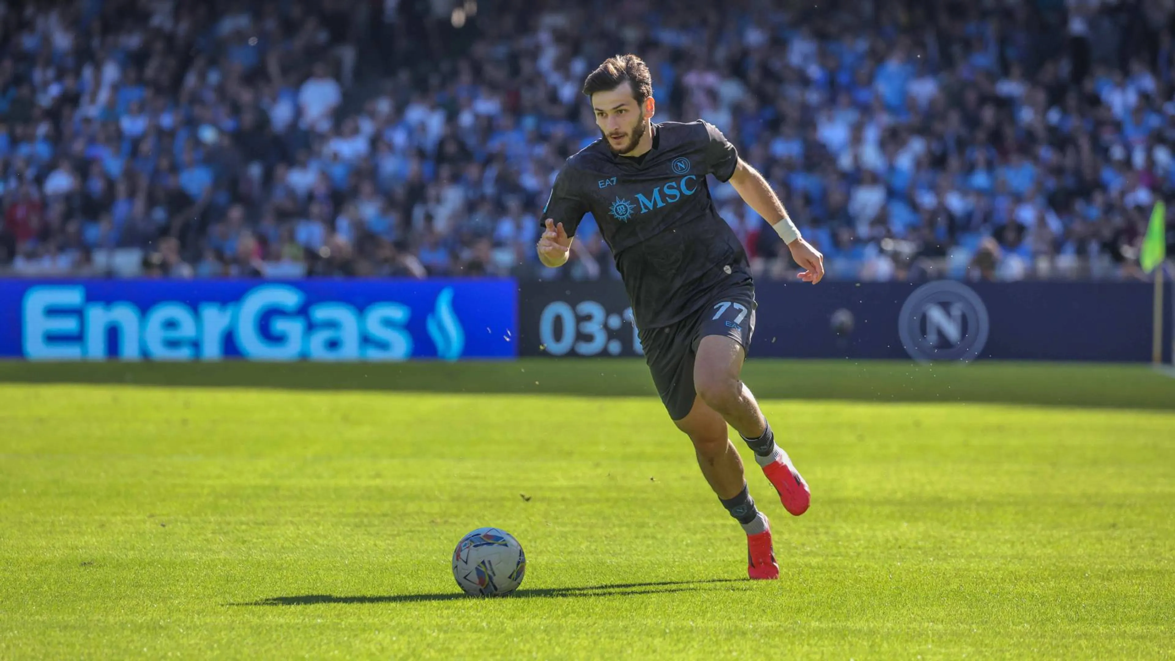 Copertina di Kvaratskhelia-Napoli si riavvicinano: rinnovo in arrivo? I dettagli