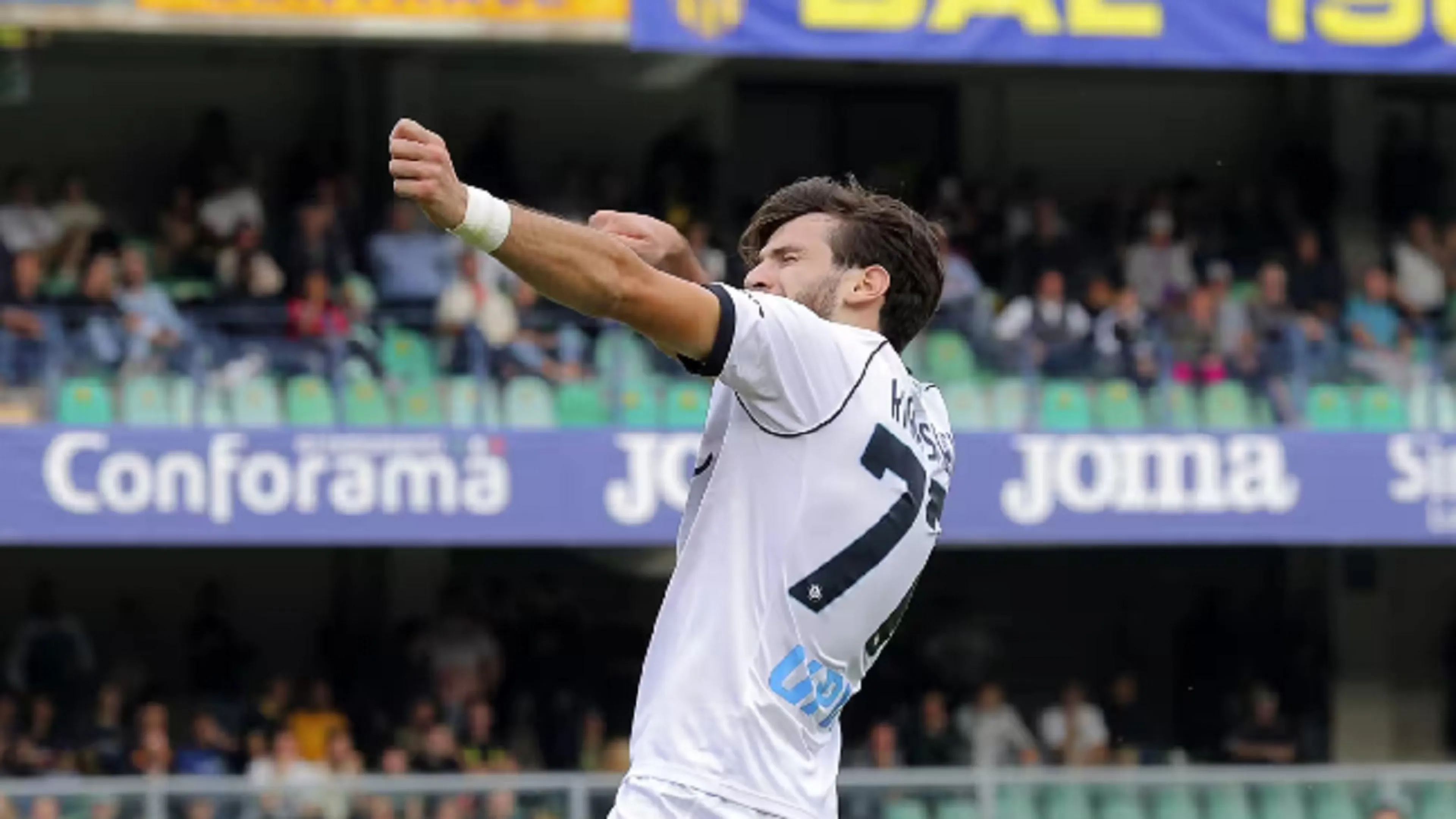 Copertina di Kvara esulta scoccando una freccia, Garcia: "Speriamo non sia per me..."