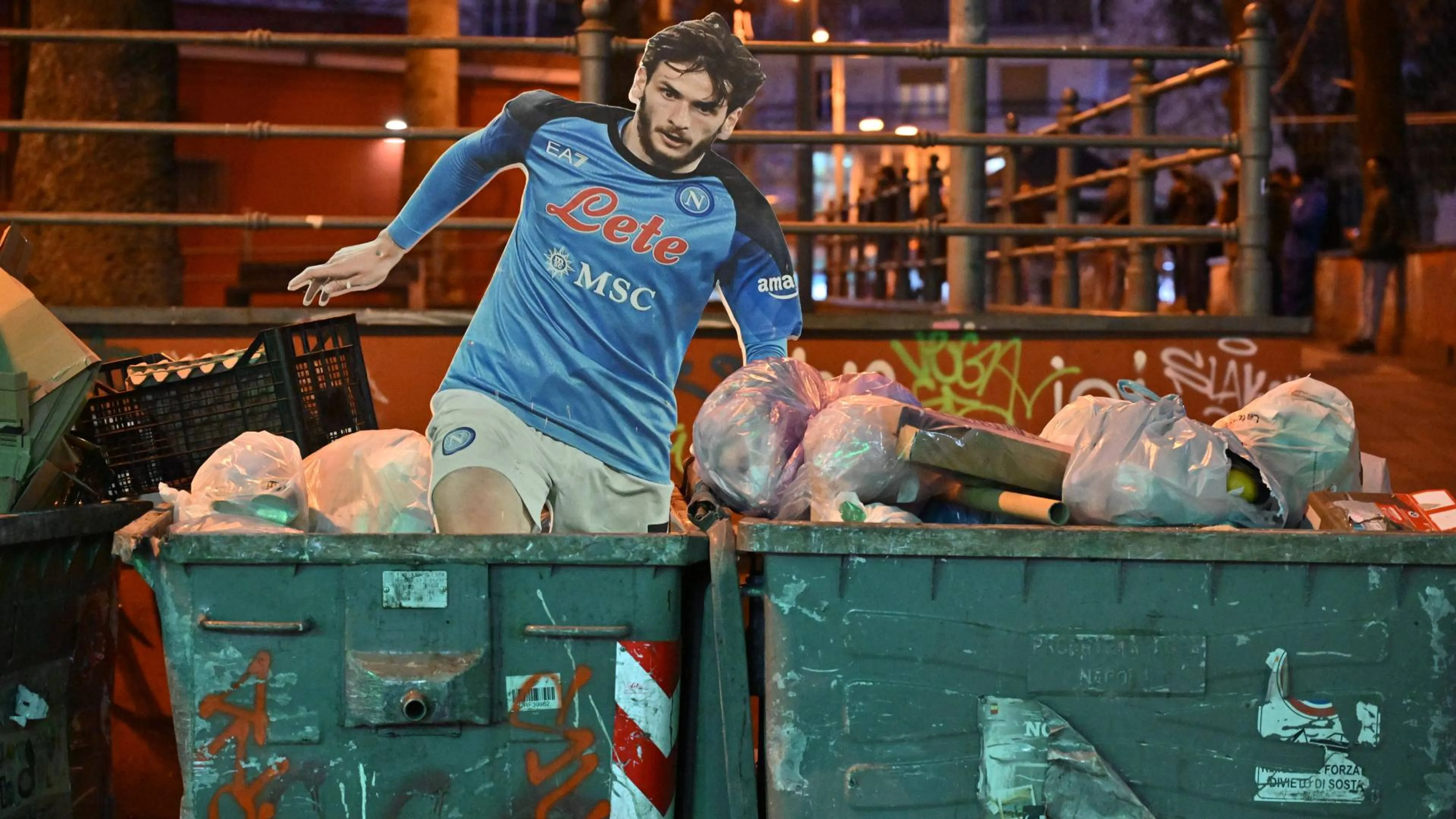 Copertina di Kvaratskhelia, i tifosi del Napoli lo "buttano" nell'immondizia