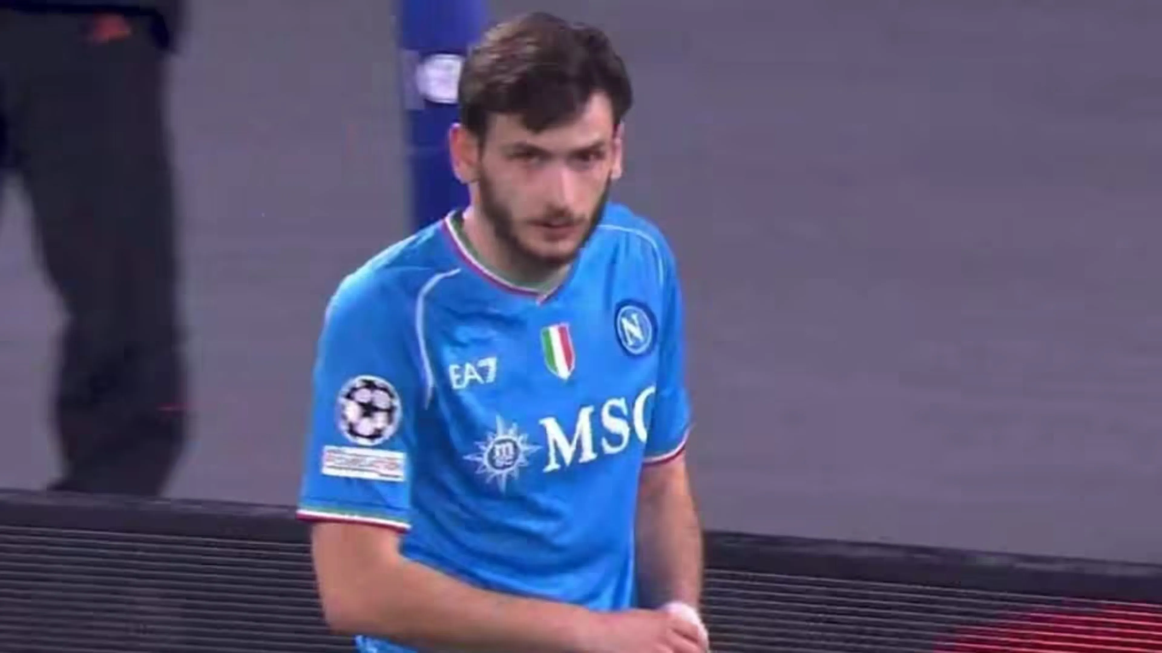 Copertina di Kvara nervoso dopo la sostituzione: gesto importante dopo la partita