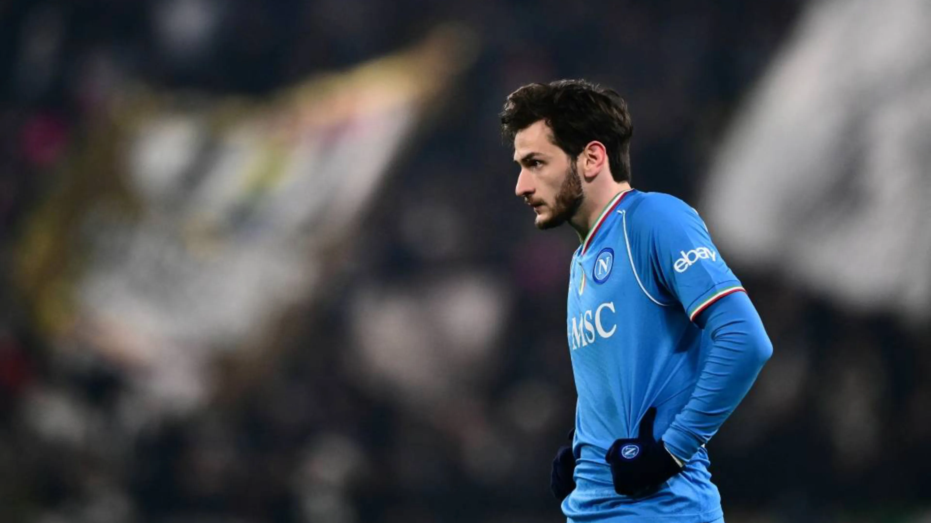 Copertina di Il comunicato del Napoli su Kvara tempestato da tifosi del PSG: tutti usano un hashtag