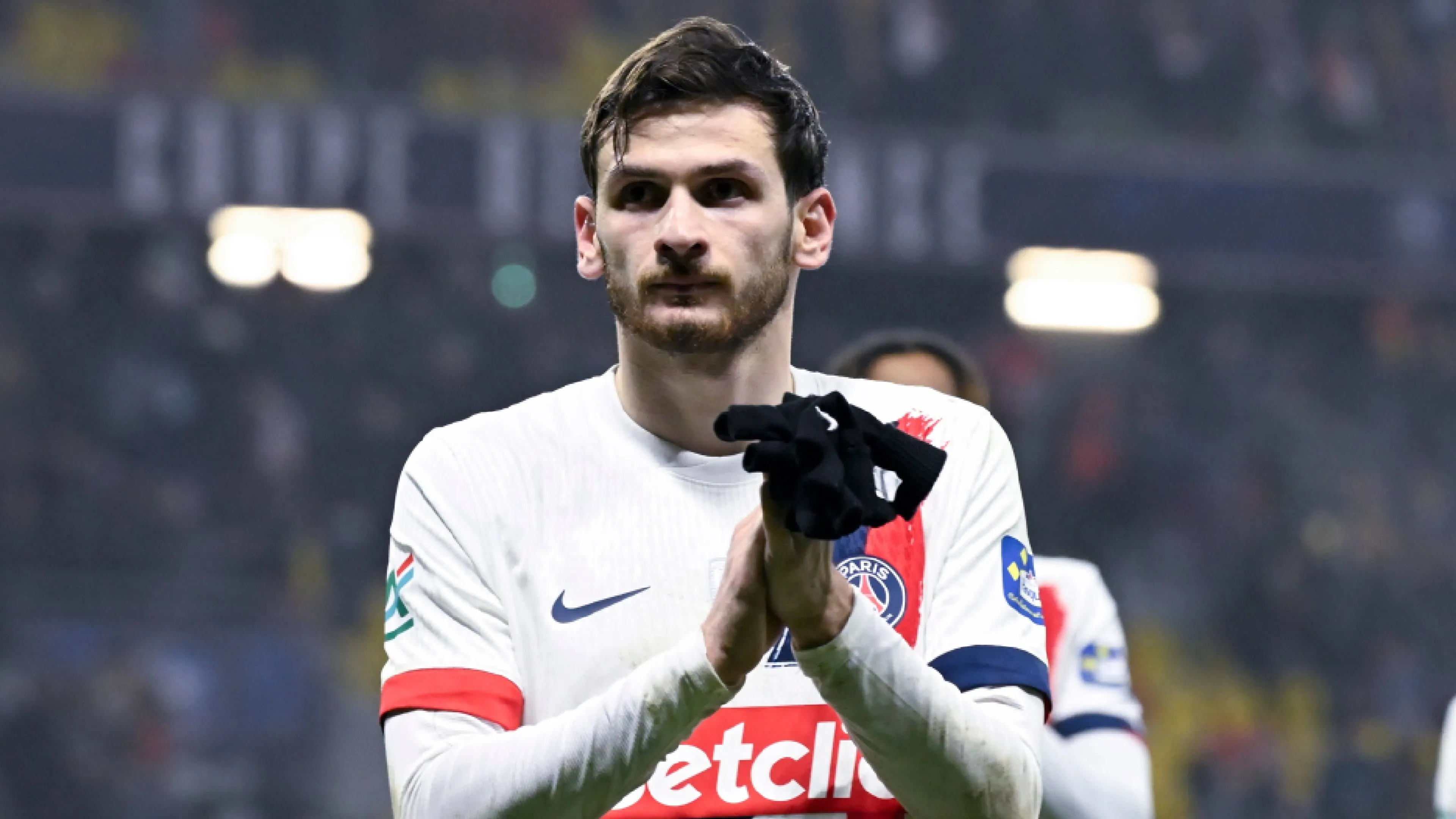 Copertina di Dopo 3 partite con il Psg Kvara è già un caso: la stampa francese non fa sconti