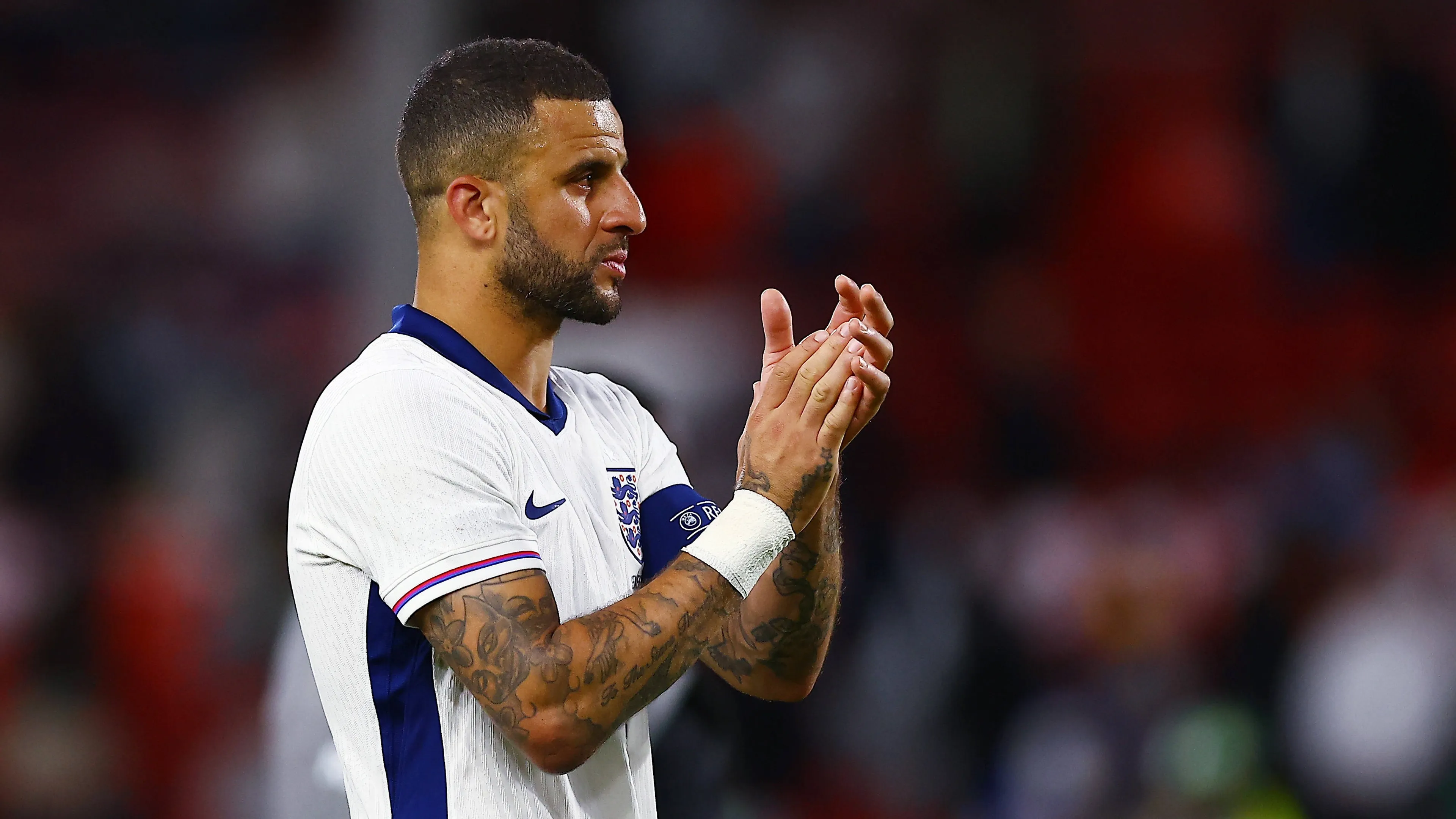 Il surreale video dell'annuncio di Walker al Burnley è virale: il senso dov'è?