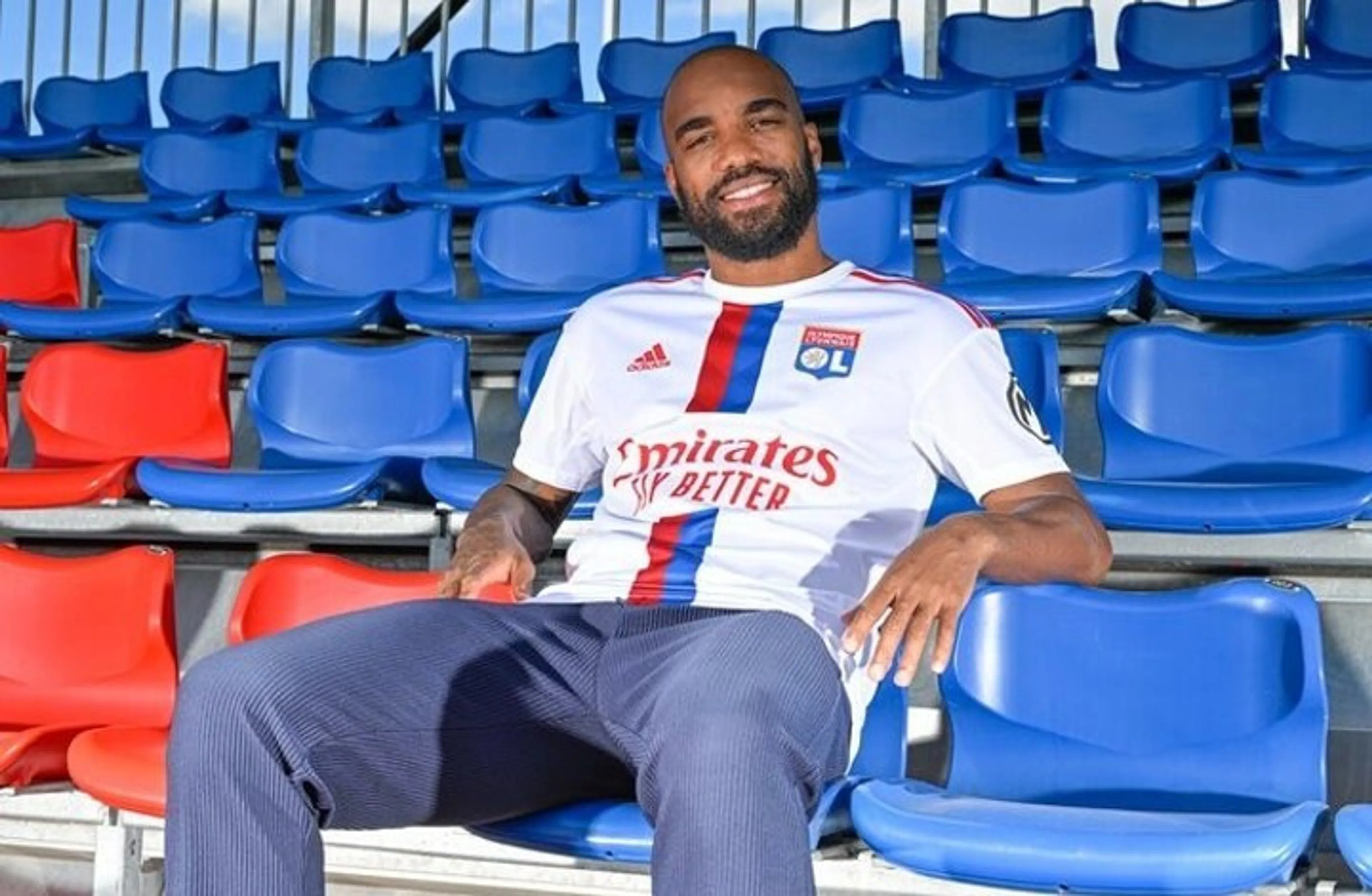 Copertina di Paura per Lacazette, attaccato da sciame di vespe: ha 12 punture sul volto