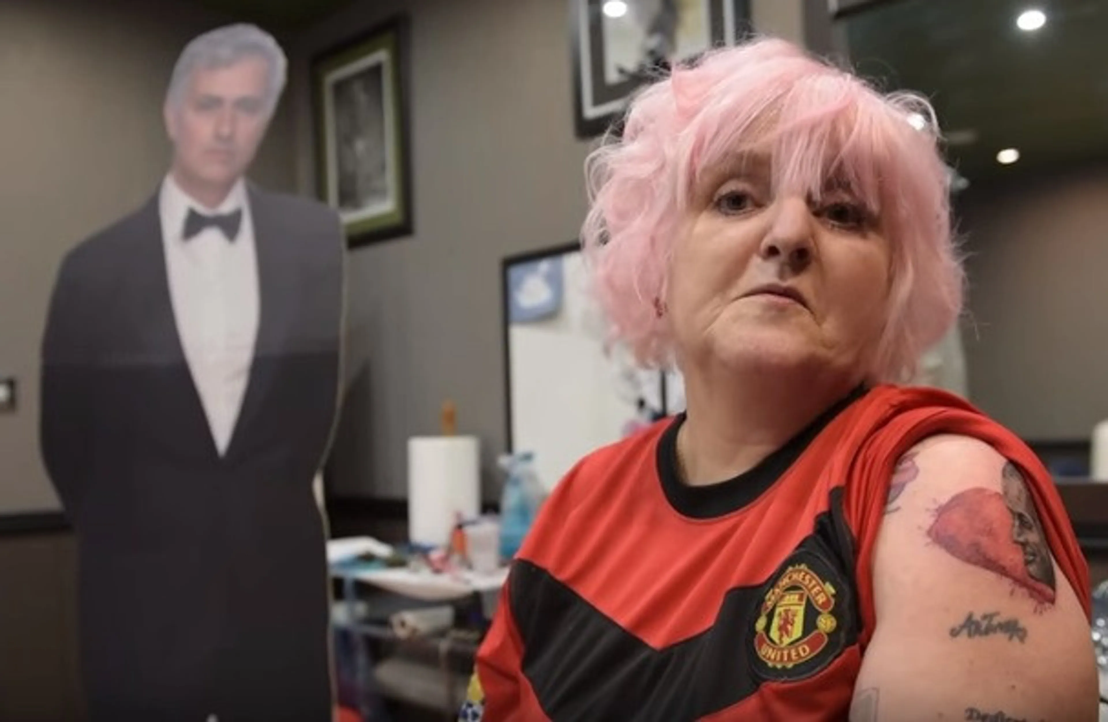Copertina di Deliri dal mondo. La donna con 35 tatuaggi su Jose Mourinho