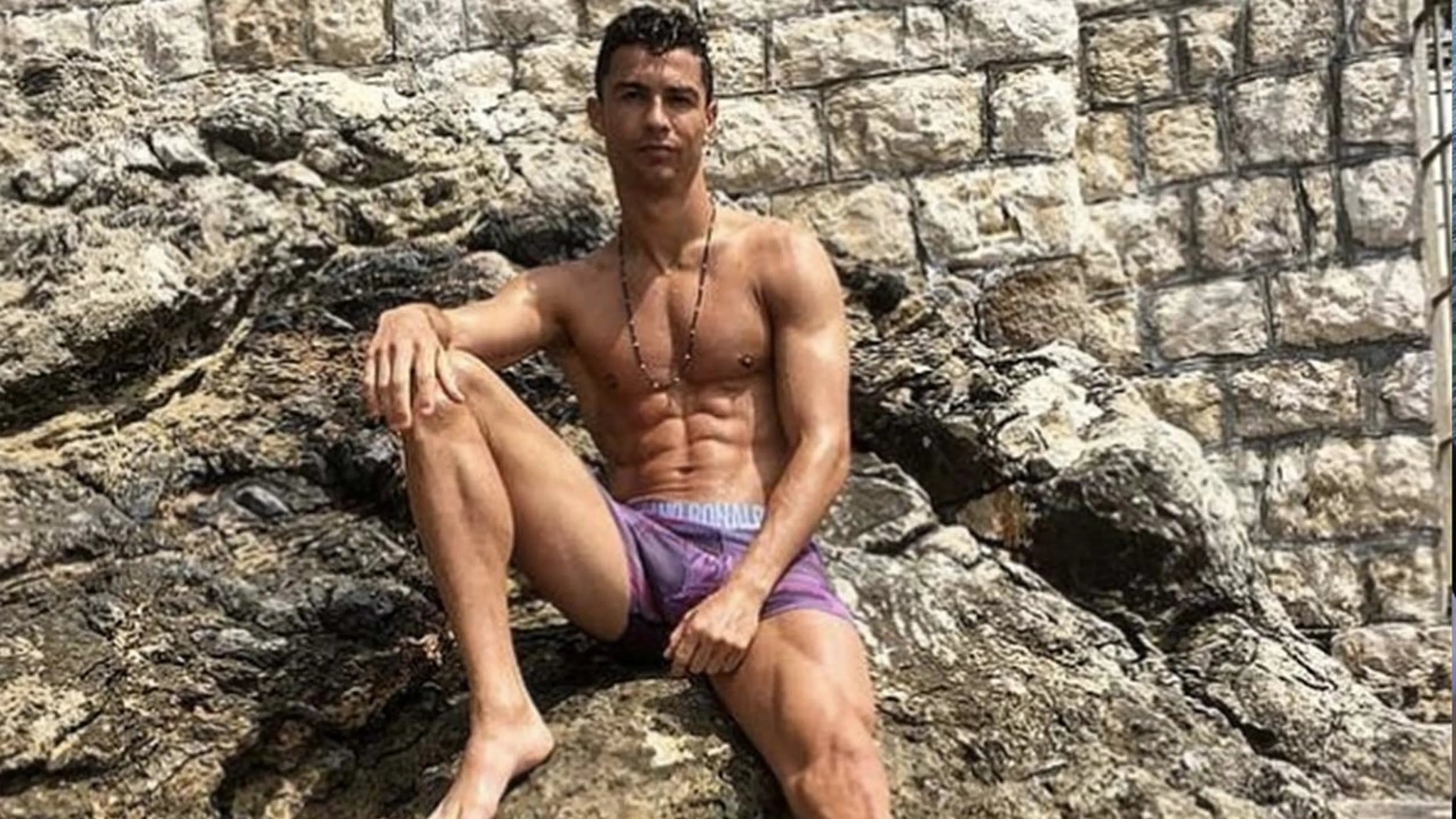 Copertina di La Pasqua sobria di Cristiano Ronaldo e della compagna Georgina