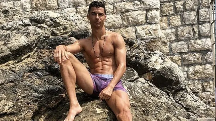 /images/l/a/la-pasqua-sobria-di-cristiano-ronaldo.jpg