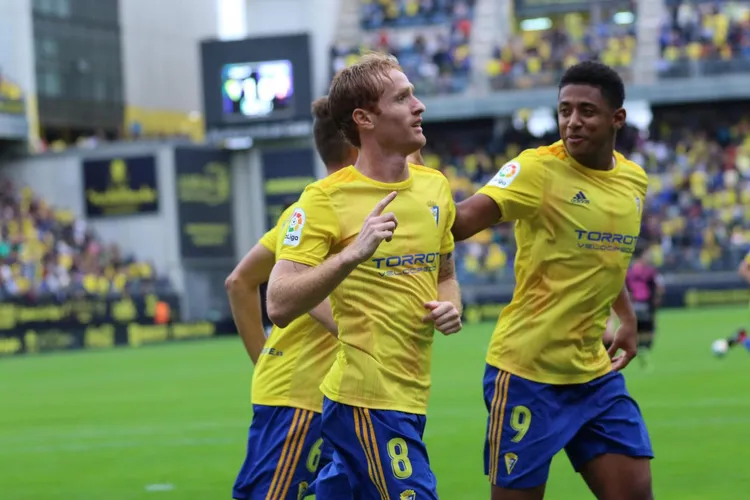 /images/l/a/la-ventaja-del-cadiz-cf-en-la-liga-llega-a-los-diez-puntos.jpg