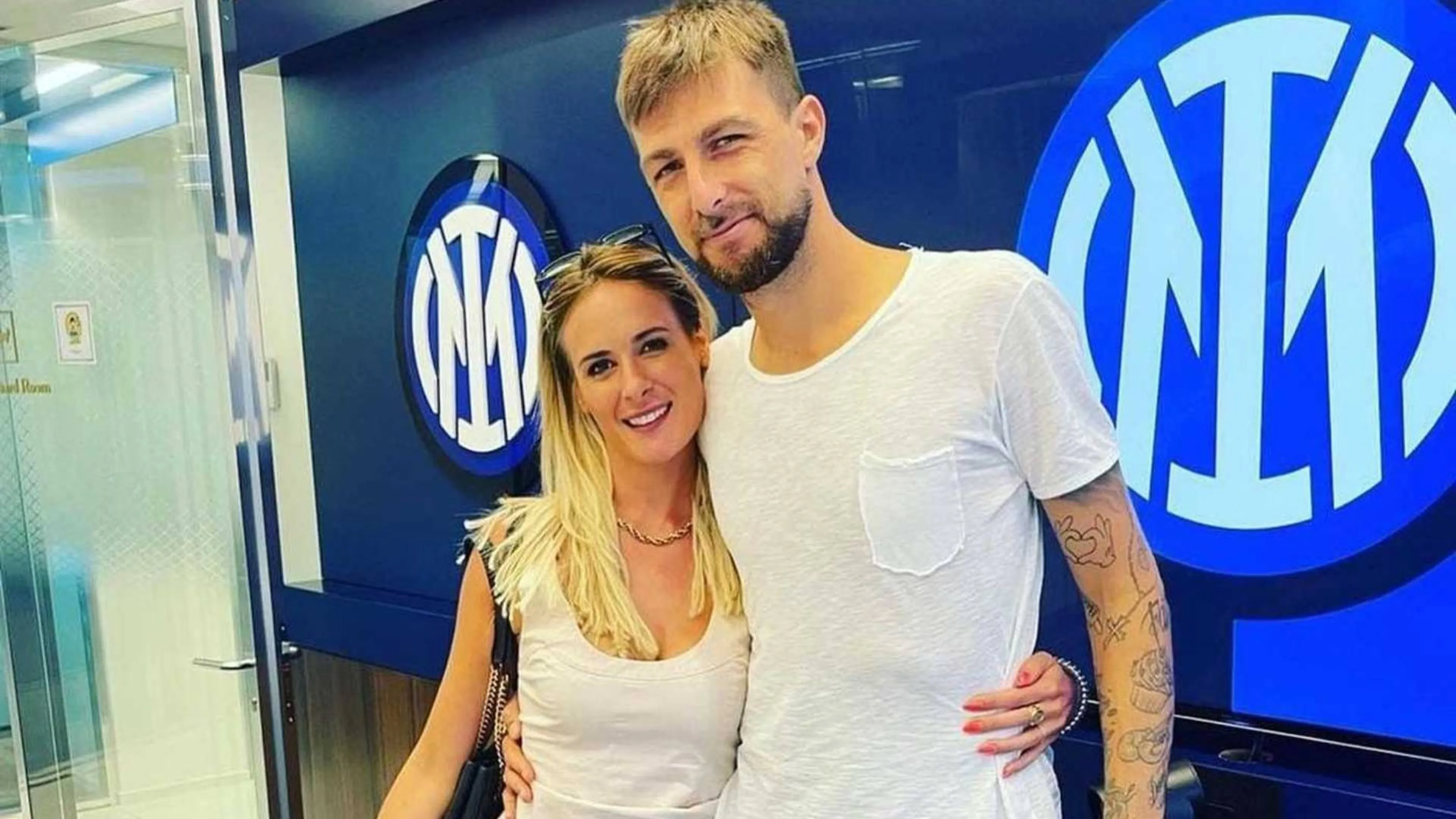 Copertina di La moglie di Acerbi al veleno dopo la sentenza: "Cin cin ai leoni da tastiera"