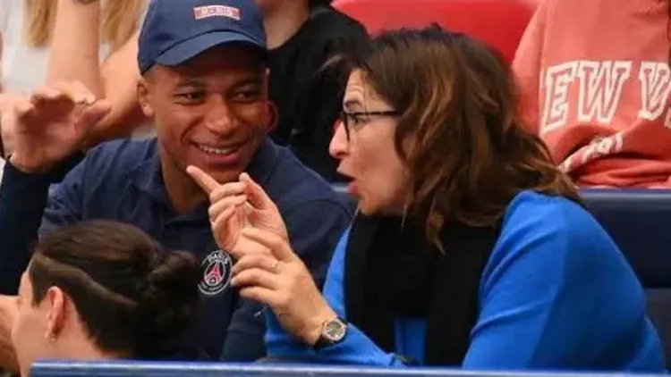 /images/l/a/m/lamari-mamma-mbappe.jpg