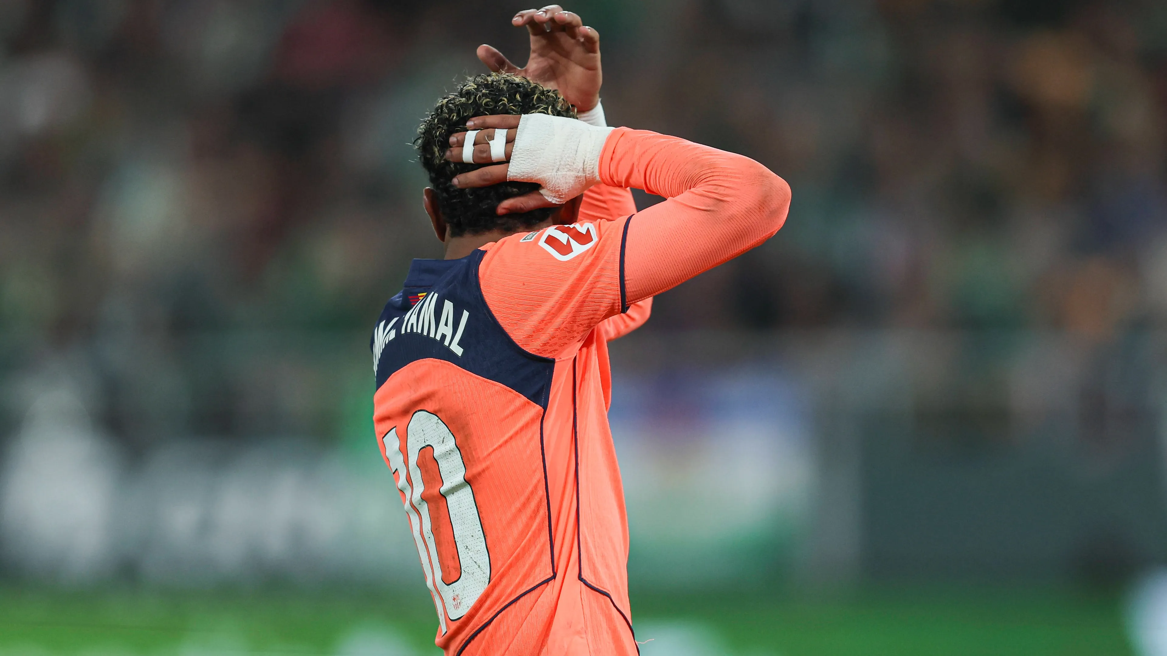 Polemiche in Liga durante Betis Siviglia-Barcellona: il padre di Lamine Yamal portato via dalla sicurezza