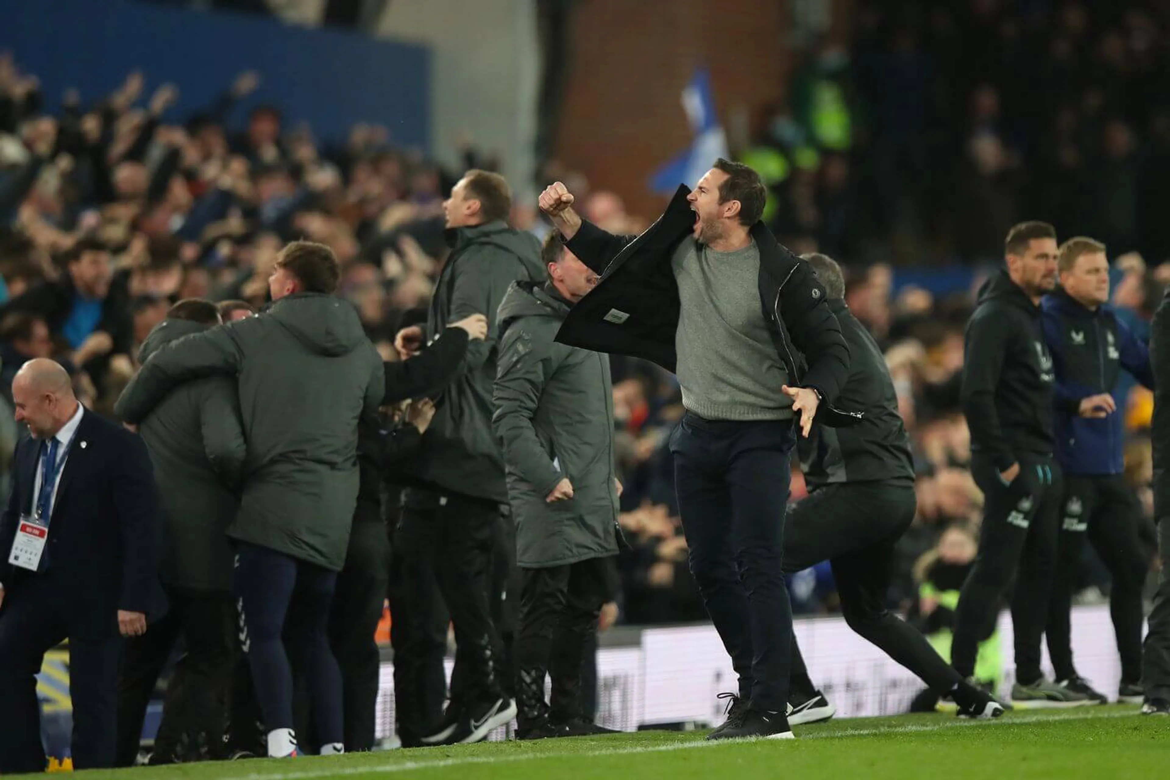 Copertina di Everton segna e vince al 99′, Lampard si rompe la mano per esultare (VIDEO)