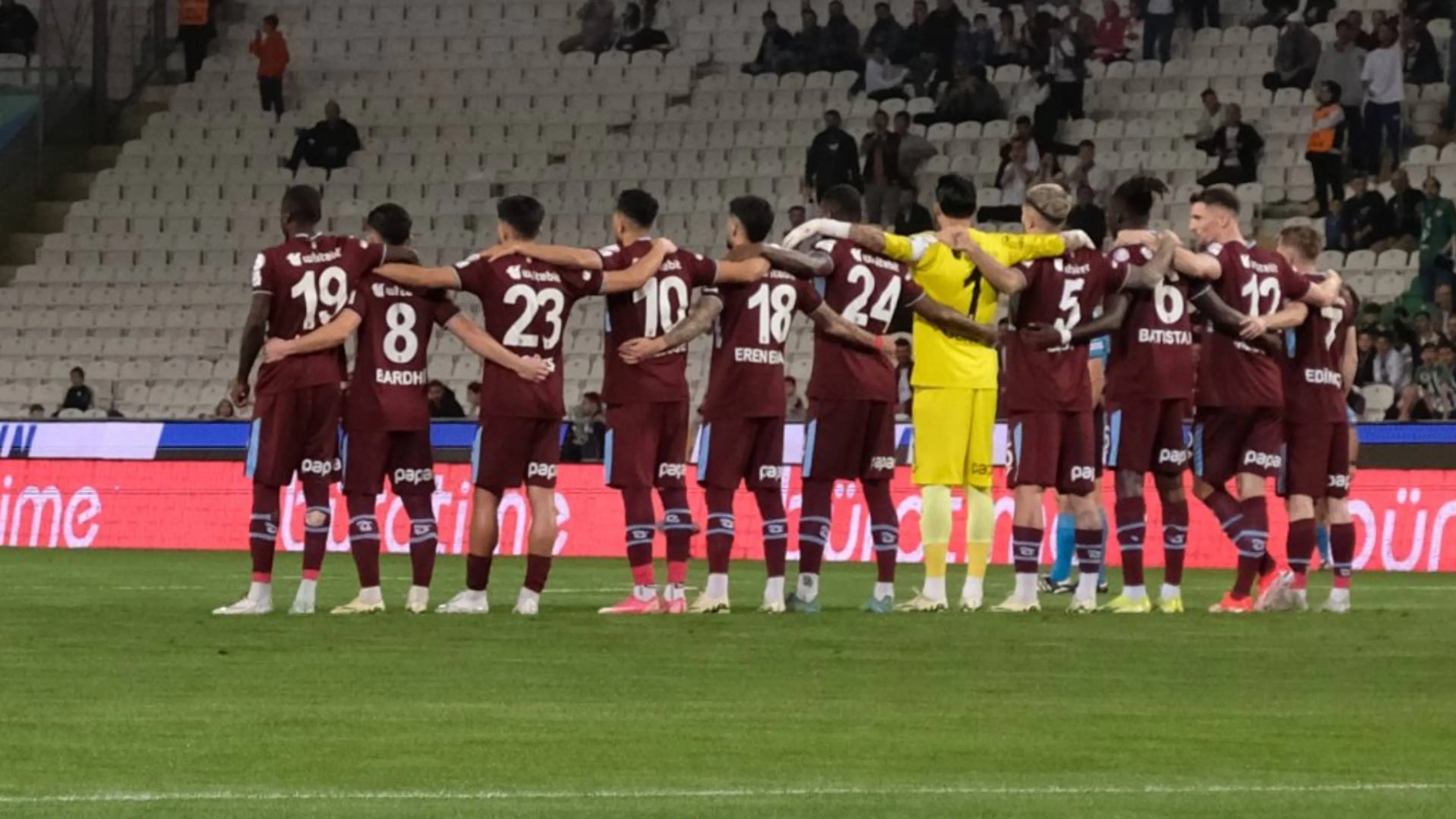 Copertina di Trabzonspor, calciatori abbracciati in segno di protesta