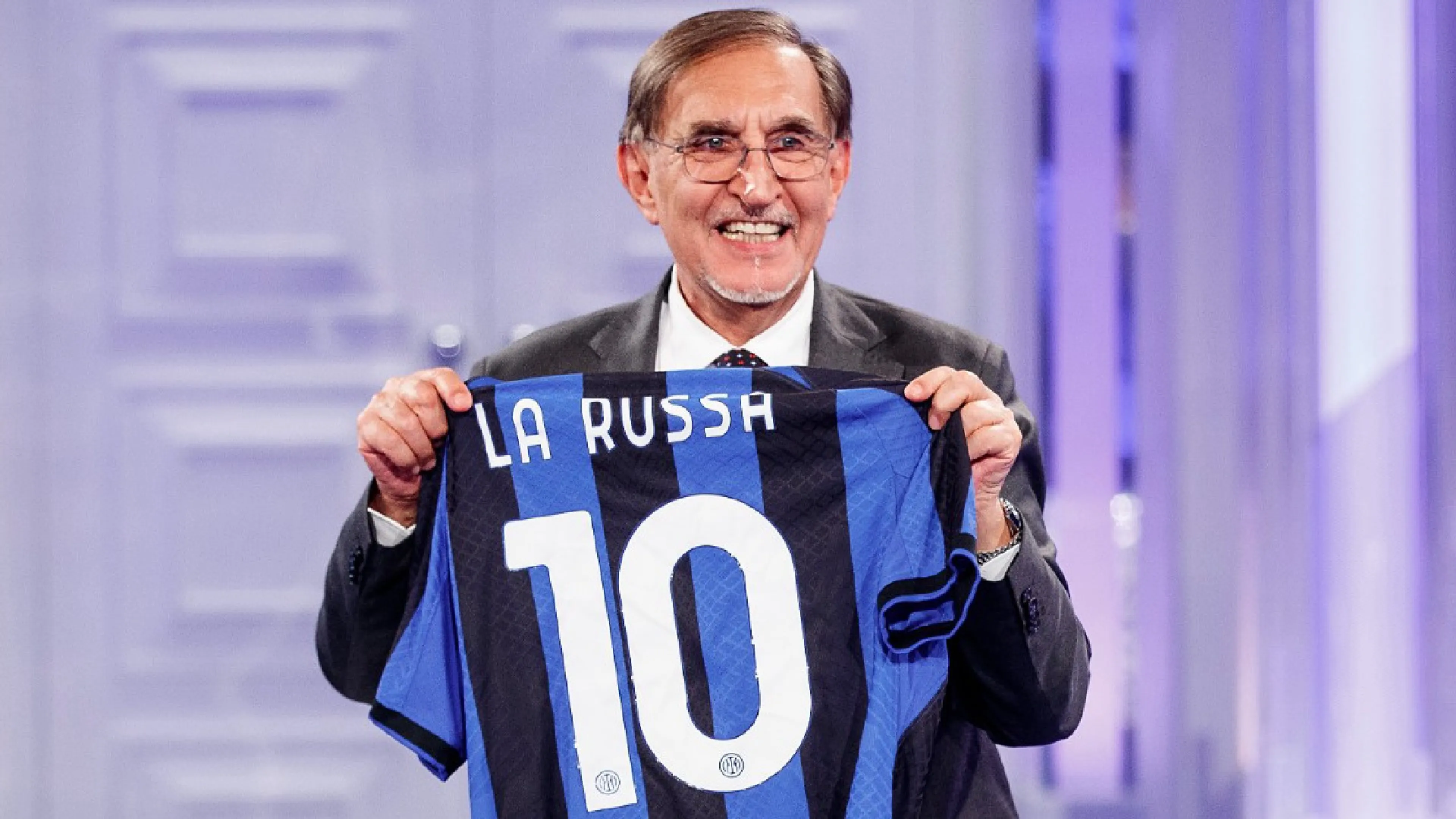 Copertina di La battuta dell'interista La Russa, che scherza: "Avrei fatto il ministro dello Sport solo per andare contro la Juve"