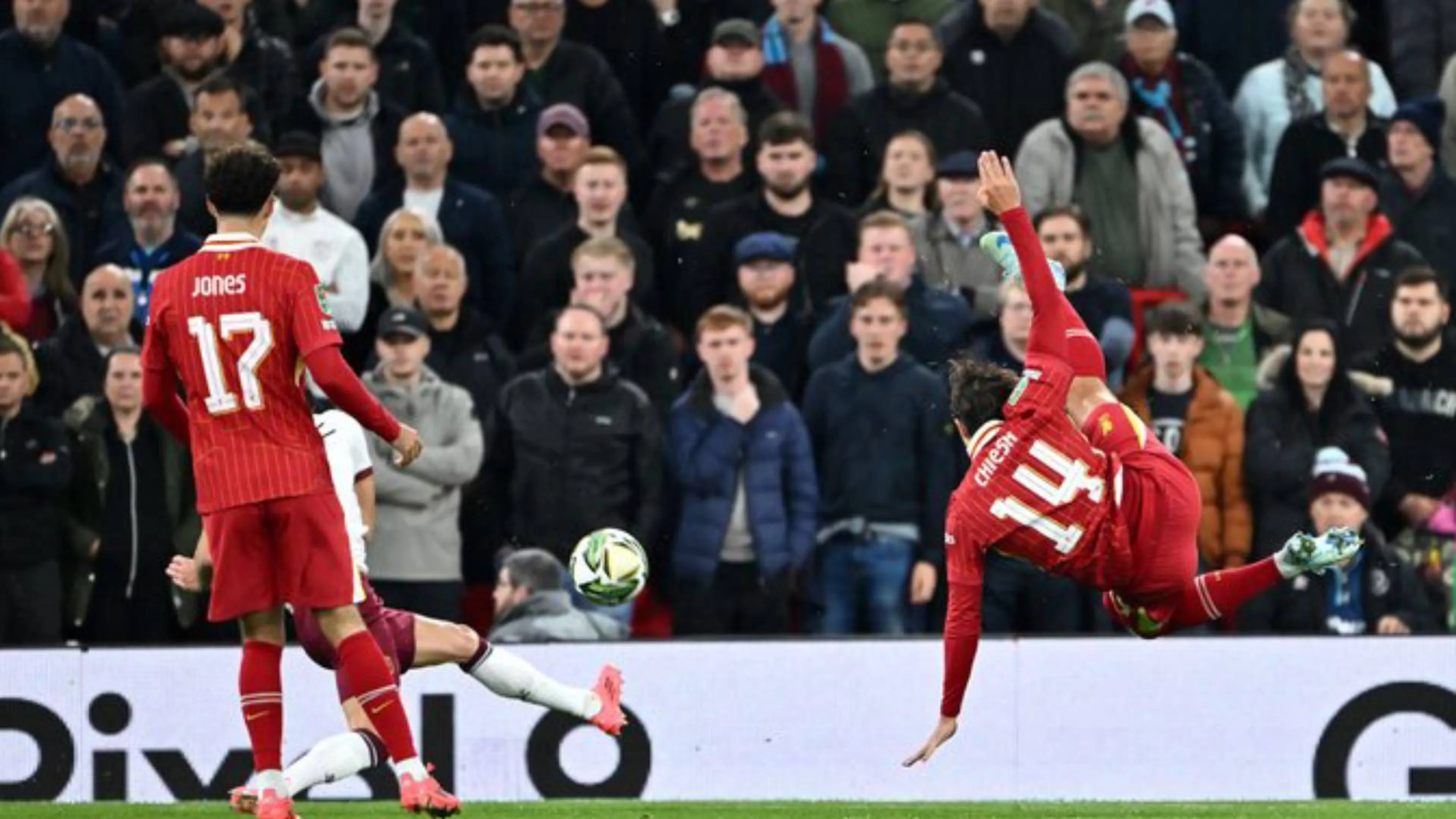 Copertina di L'acrobatico assist di Chiesa che ha infiammato Anfield
