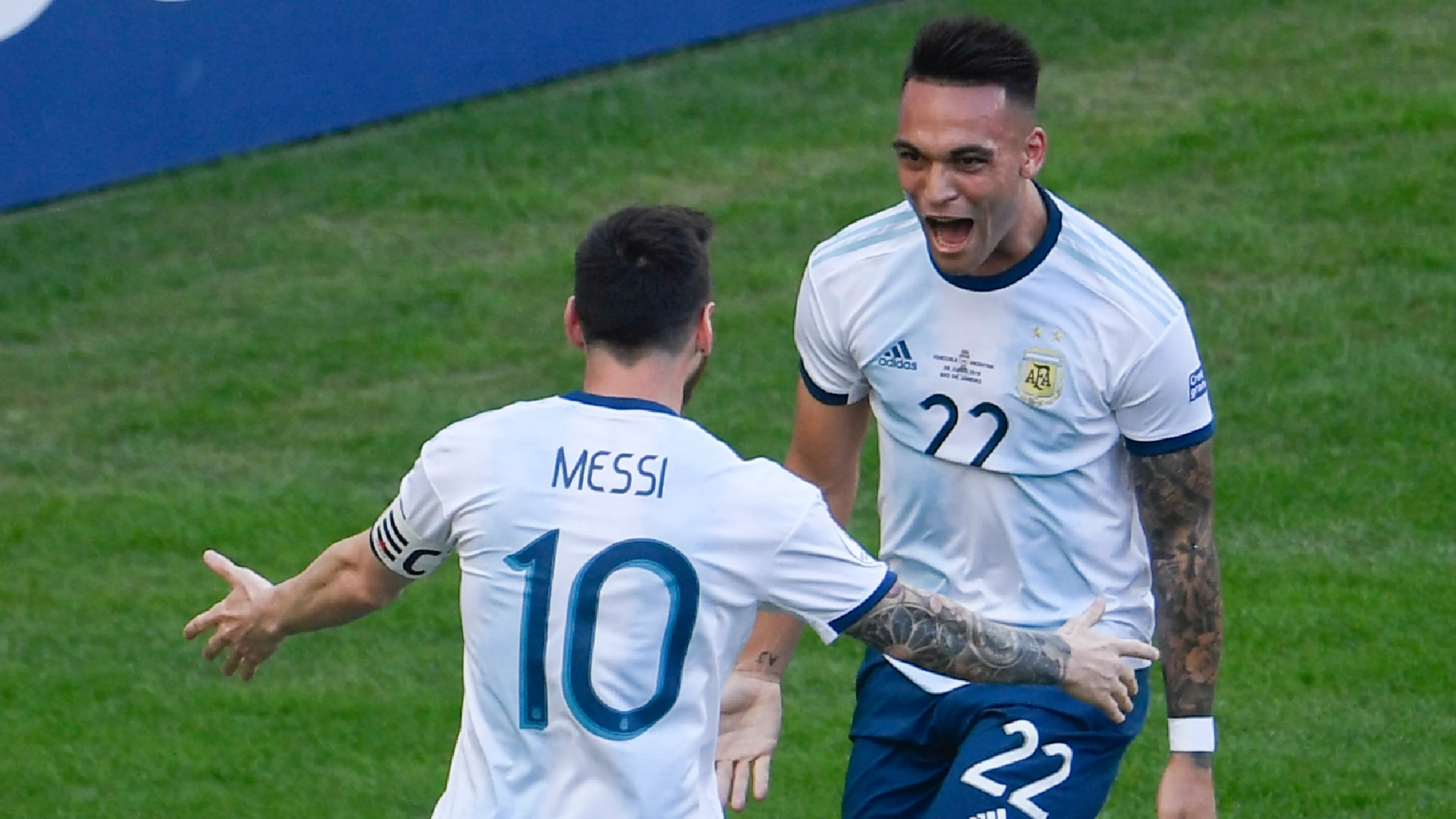 Copertina di Lautaro, "fallaccio" a Messi e i tifosi insorgono