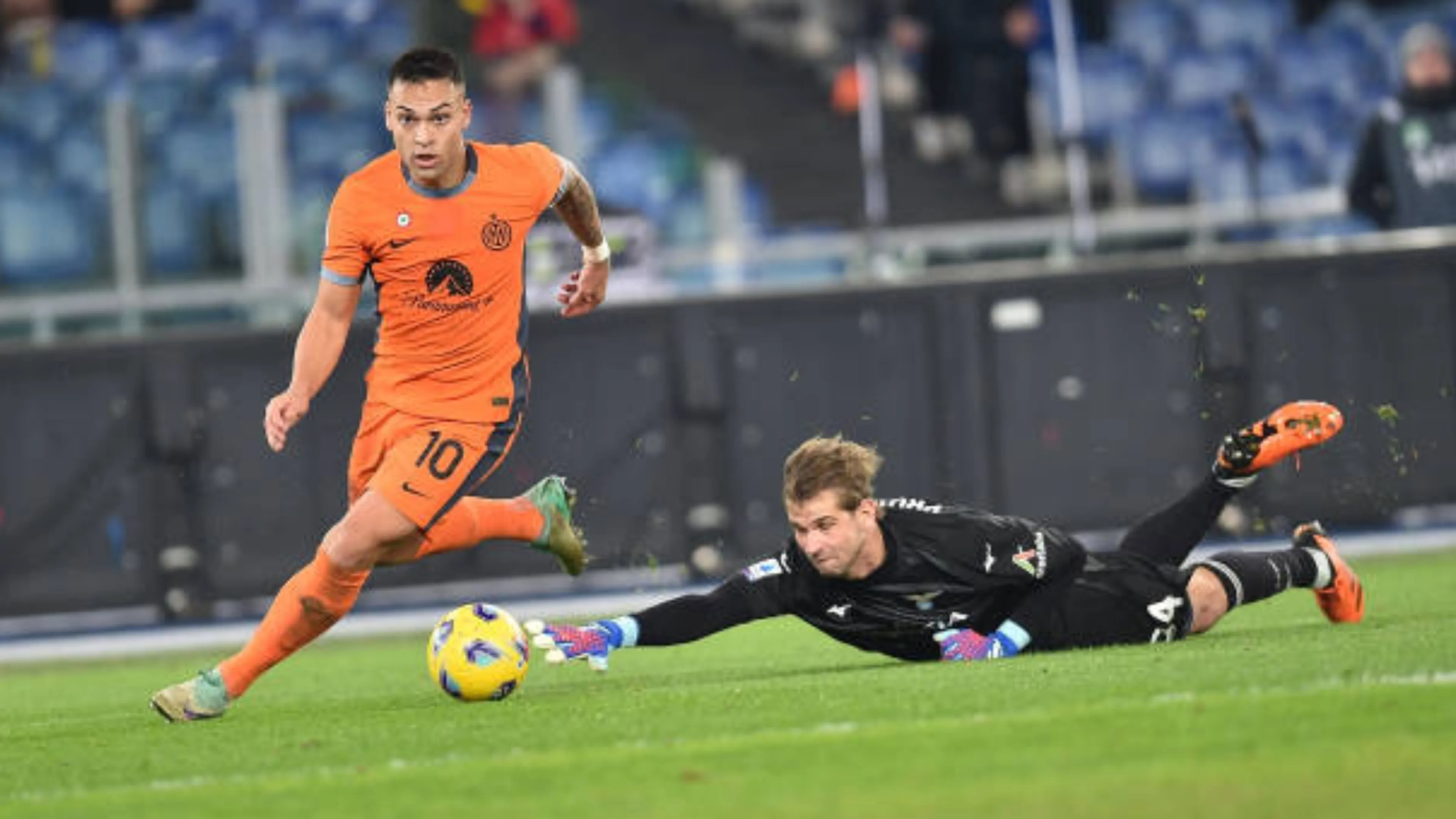 Copertina di Lazio-Inter 0-2: la ThuLa punisce i capitolini. Espulso Lazzari