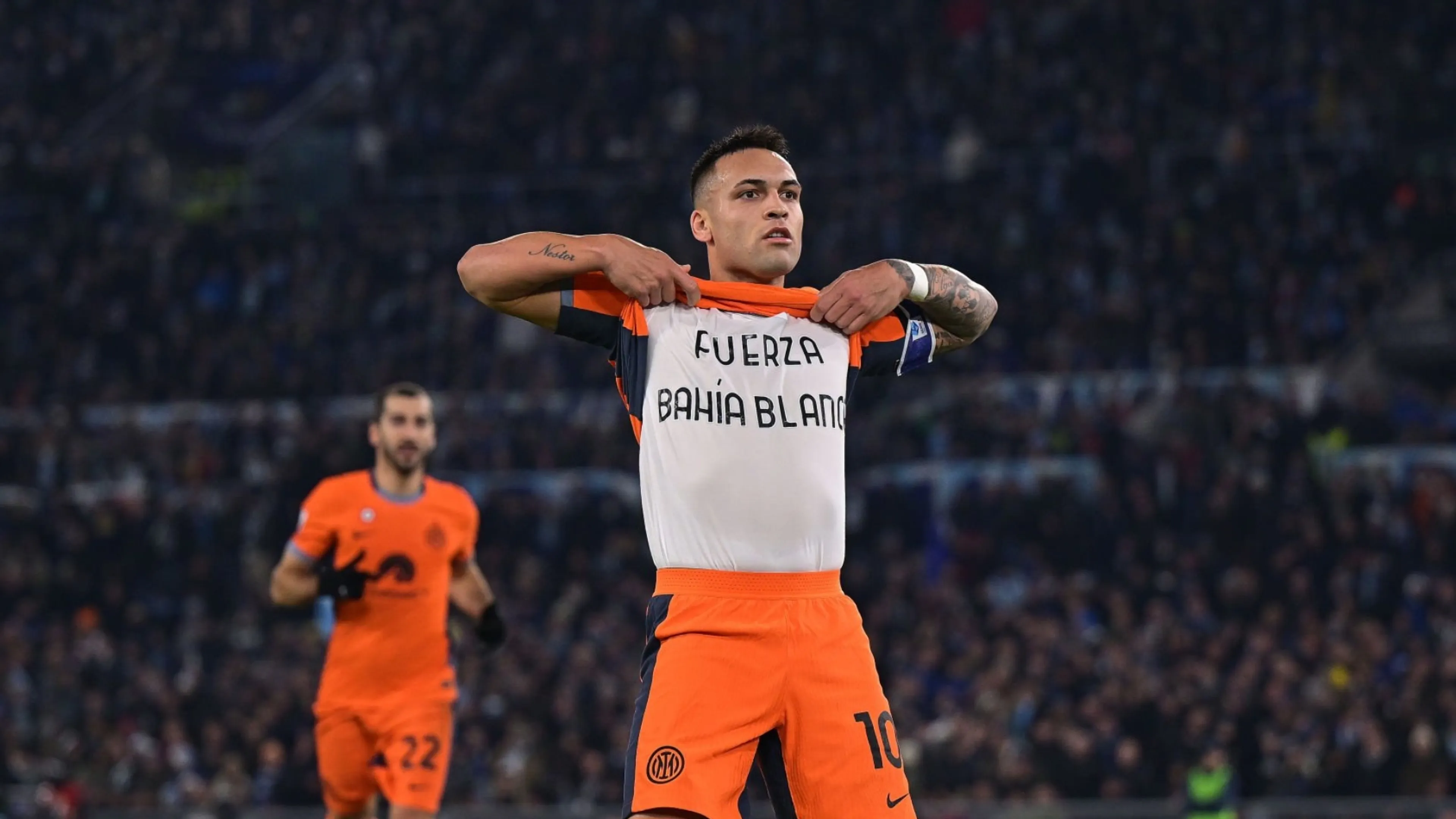 Copertina di Lazio-Inter, Lautaro segna e mostra la maglia "Fuerza Bahia Blanca". Il signficato