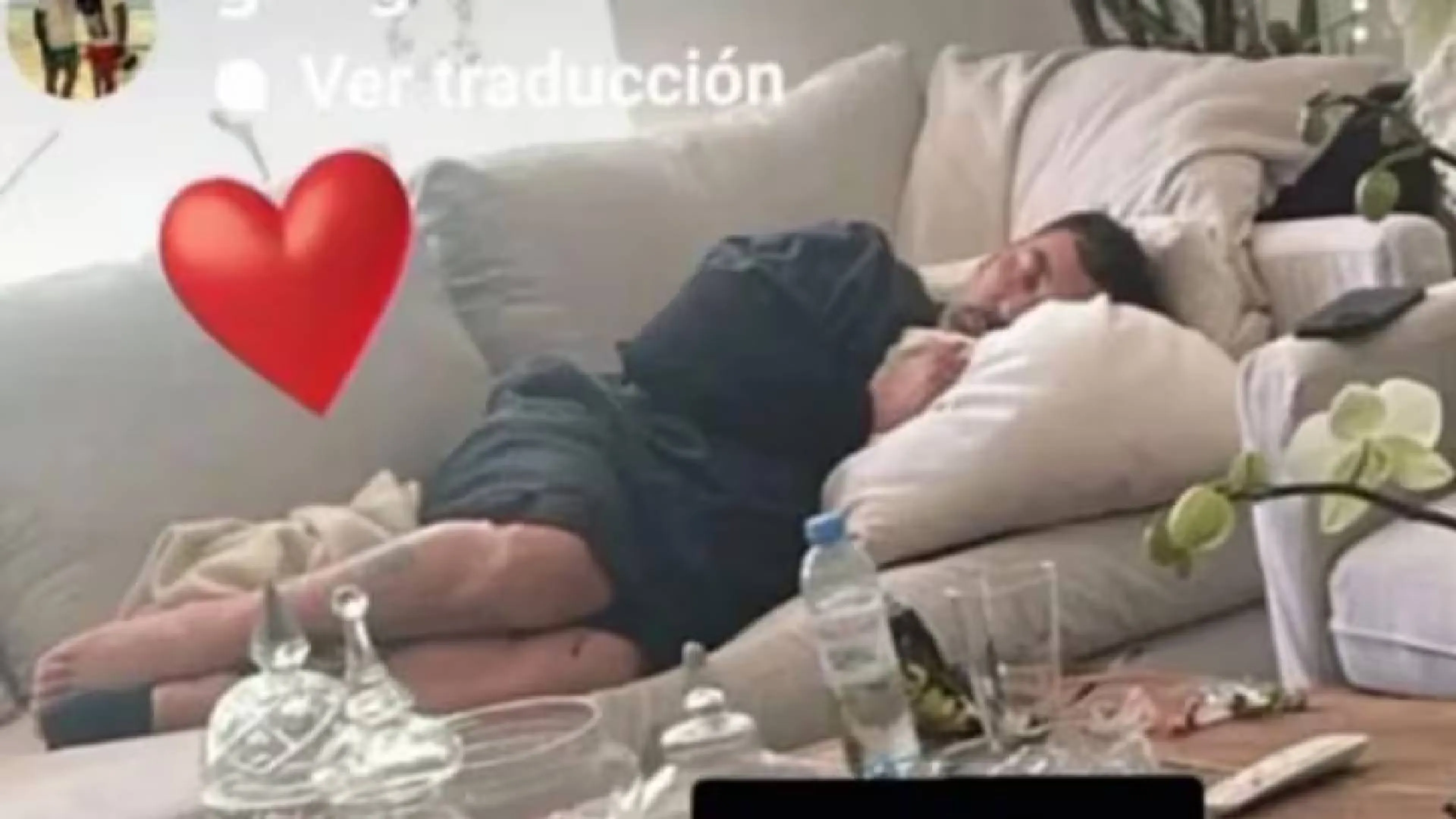 Copertina di La prima foto di Lavezzi dopo il ricovero. Intanto si rincorrono le voci su quanto accaduto