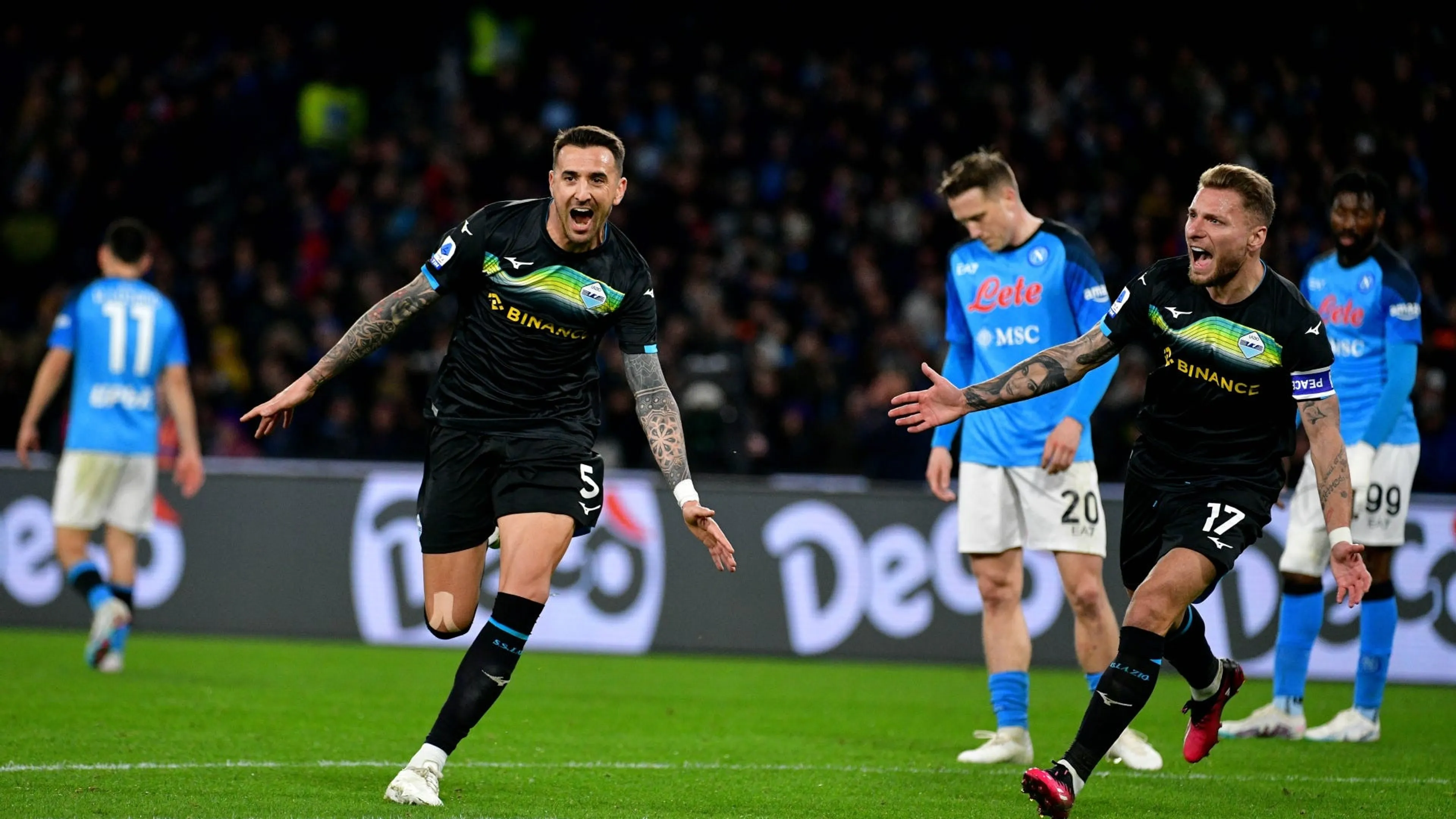 Copertina di La Lazio vince a Napoli e sui social sfotte la Roma e Mourinho