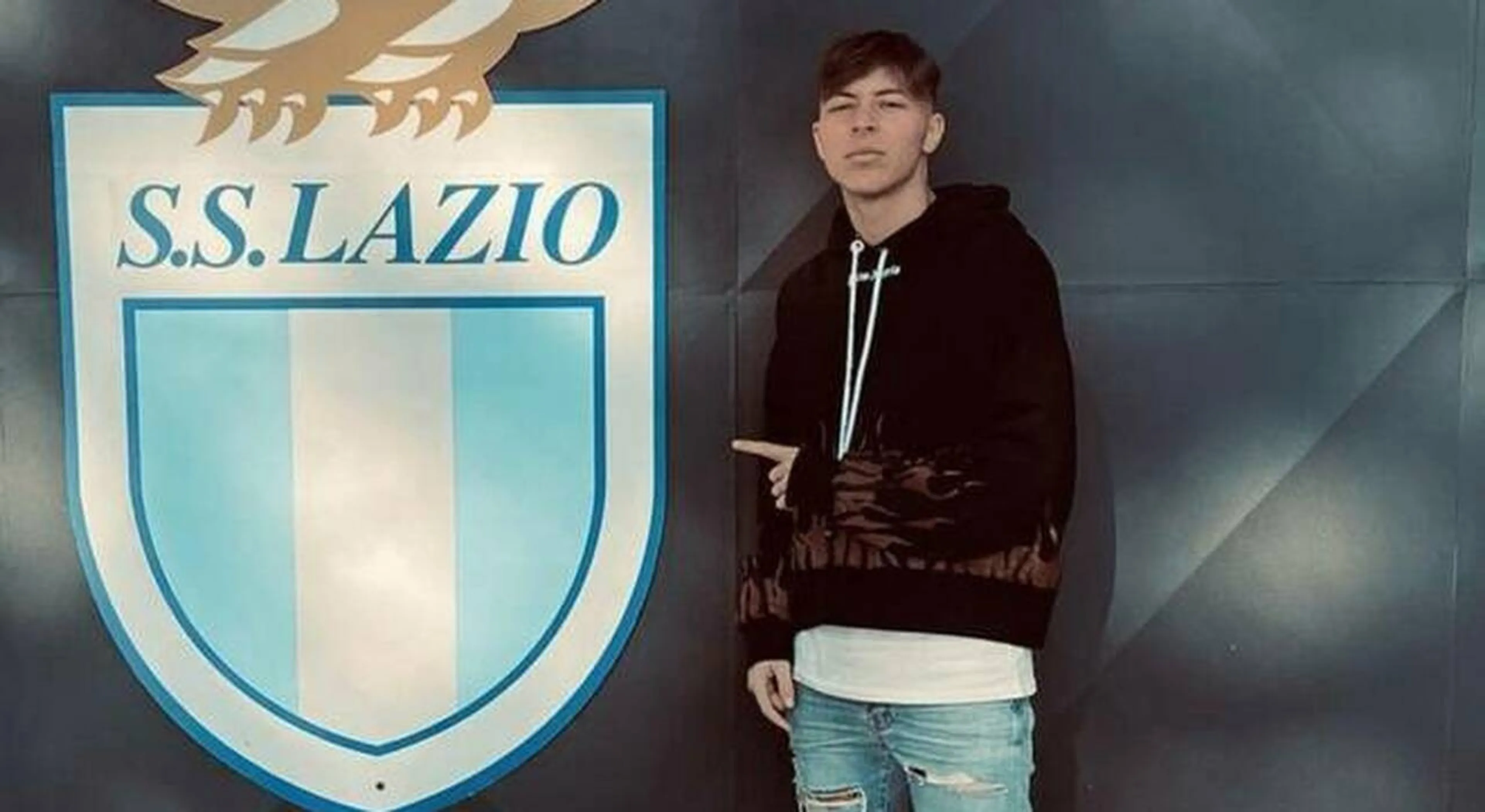 Copertina di Vergognoso a Roma: sciacalli rubano cimeli dalla tomba del giovane ex Lazio Guerini