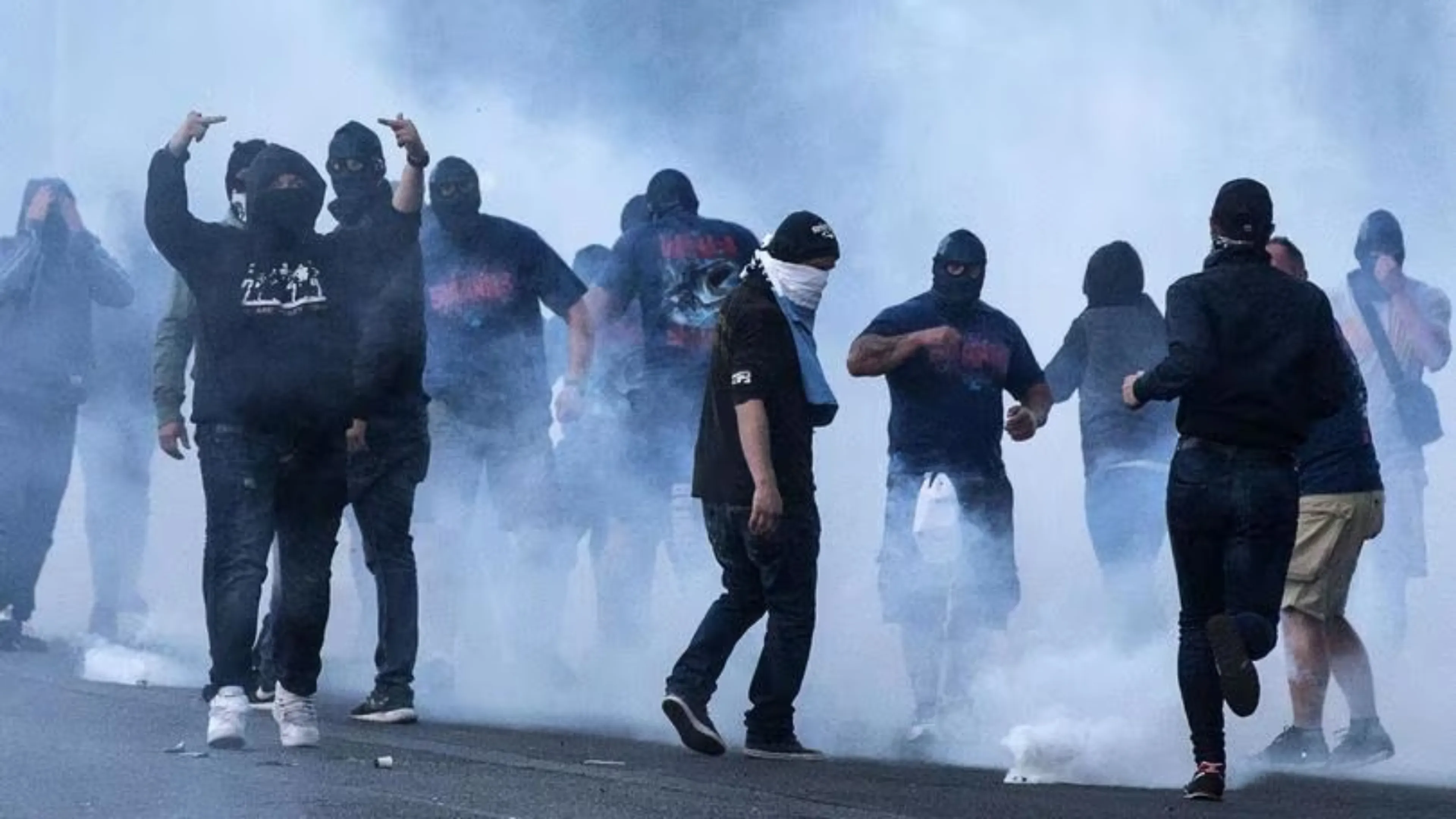 Copertina di Lazio-Roma non è finita sul campo: nella notte tifoso giallorosso accoltellato e tafferugli