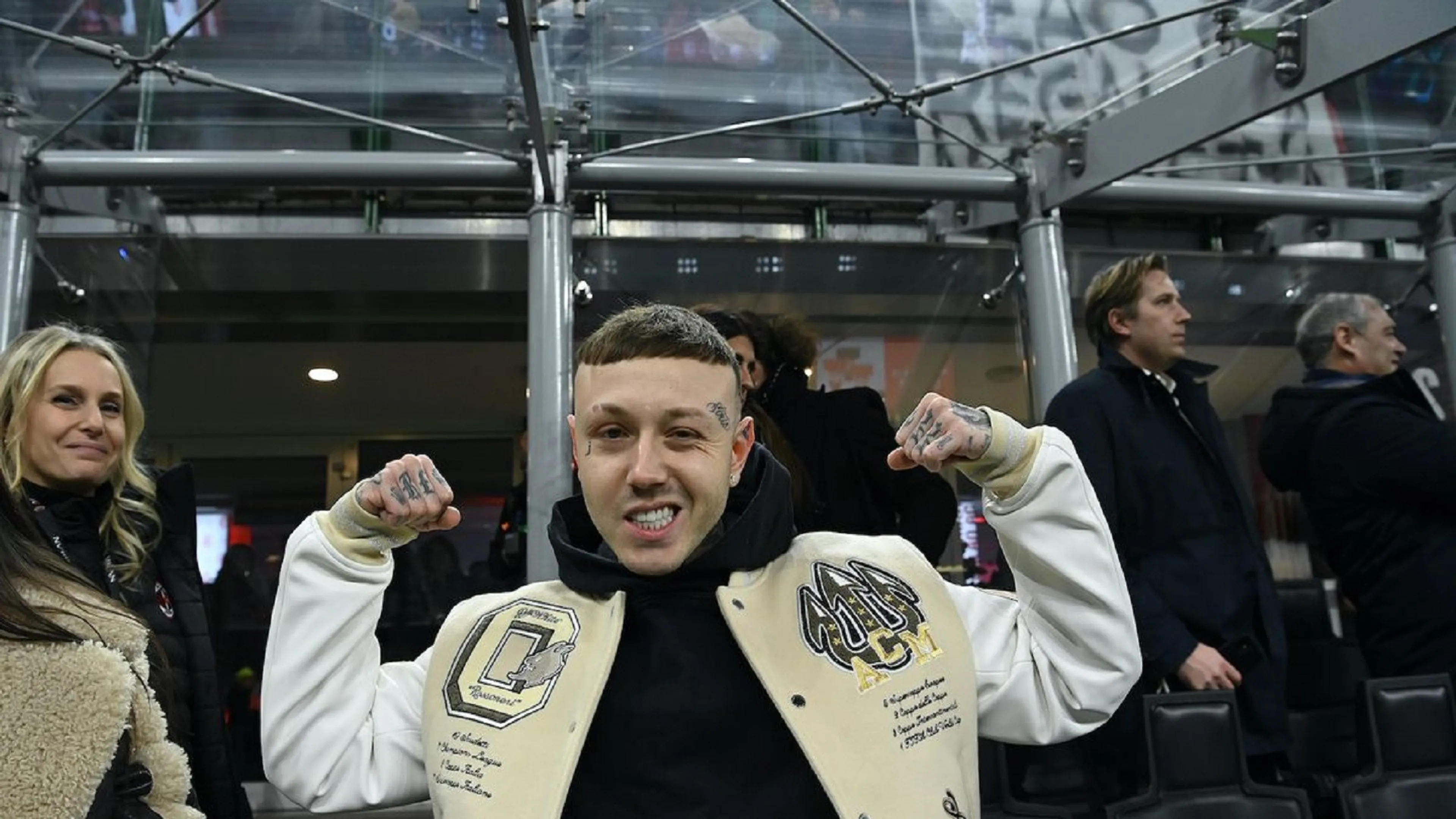 Copertina di “Leao fortissimo… a rappare”, parola di Lazza che poi rivela: “La sud mi ha fatto un regalo speciale”