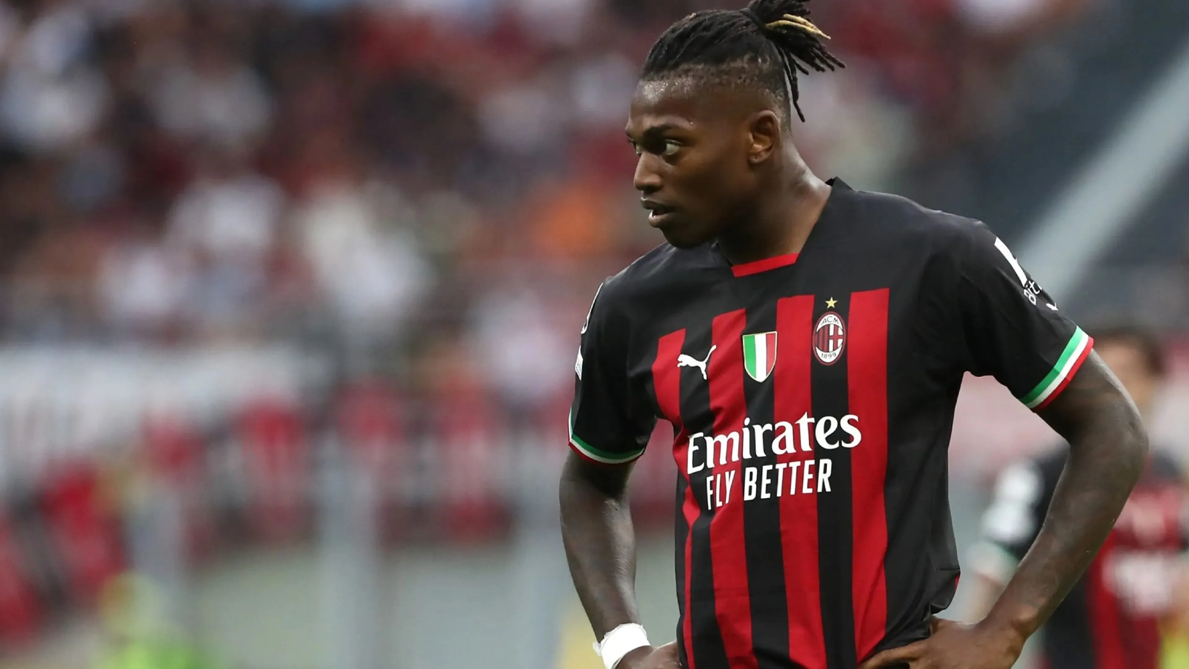 Copertina di Clamoroso, la Uefa celebra Leao e poi cancella il post. Bufera social